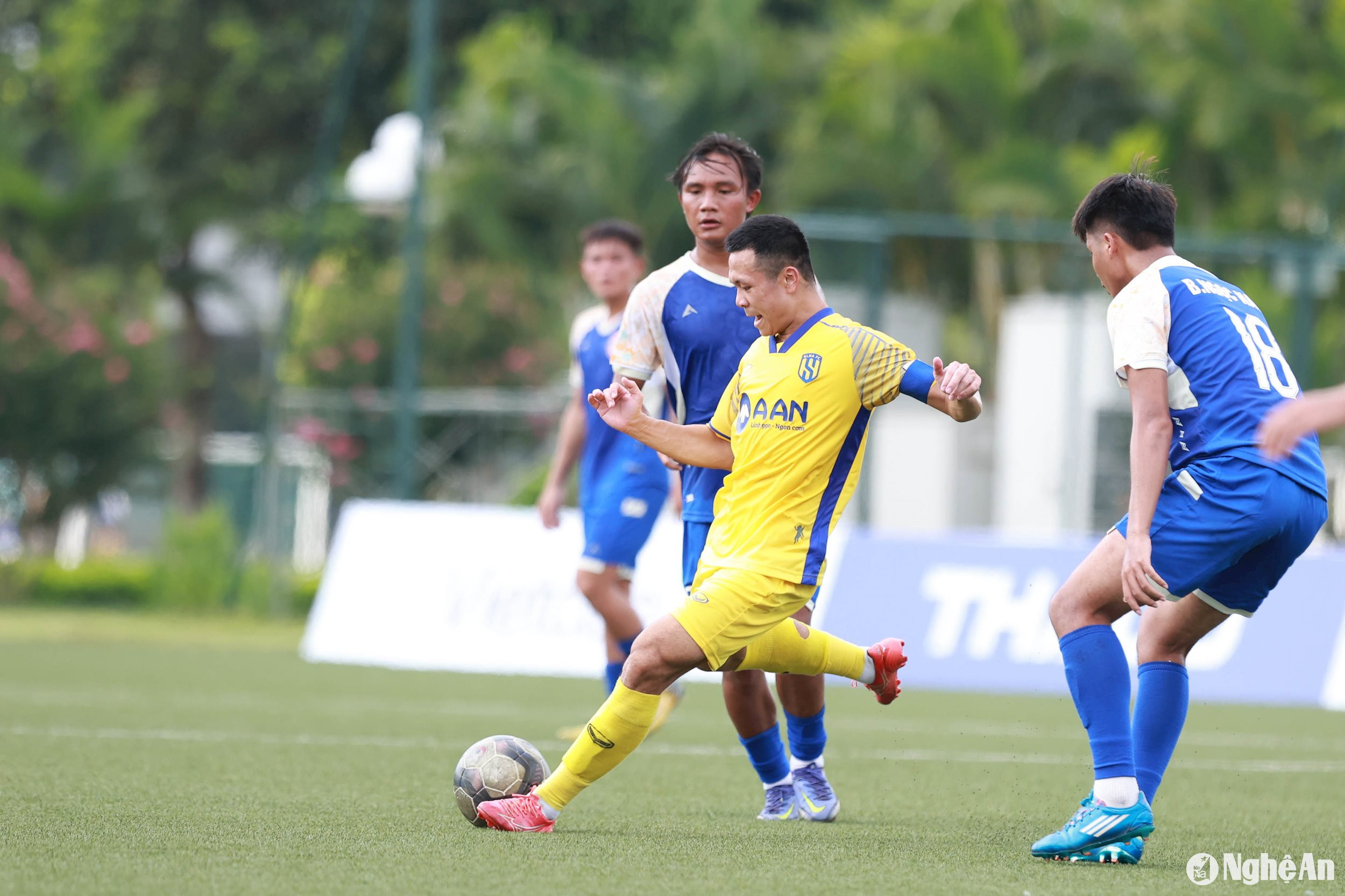 Mặc dù giành chiến thắng đậm đà nhưng U21 Sông Lam Nghệ An vẫn còn rất nhiều khó khăn ở phía trước. Ảnh tư liệu: Hải Hoàng