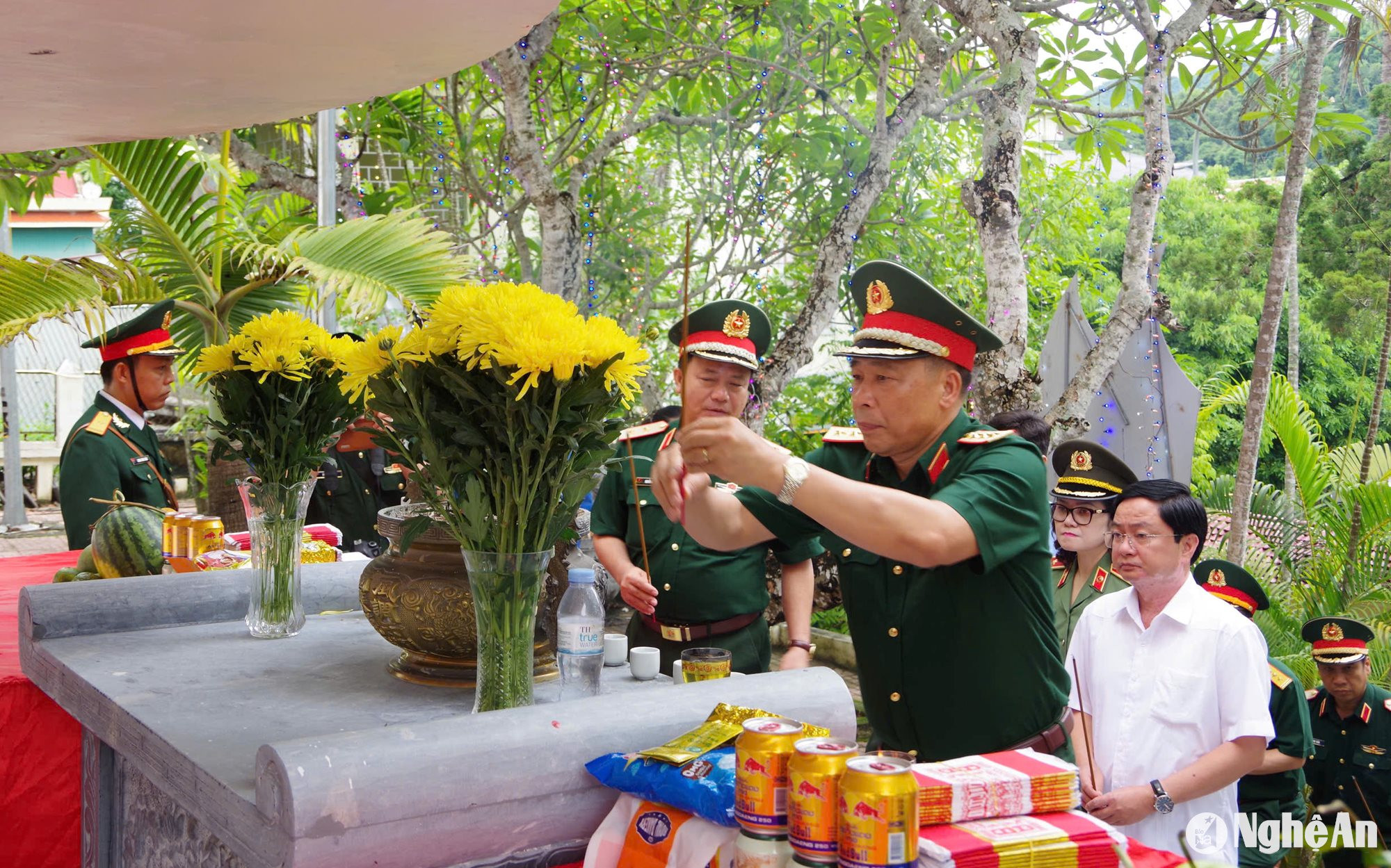 Đoàn công tác Học viện Quốc phòng dâng hương, dâng hoa Nghĩa trang Liệt sĩ huyện Tương Dương