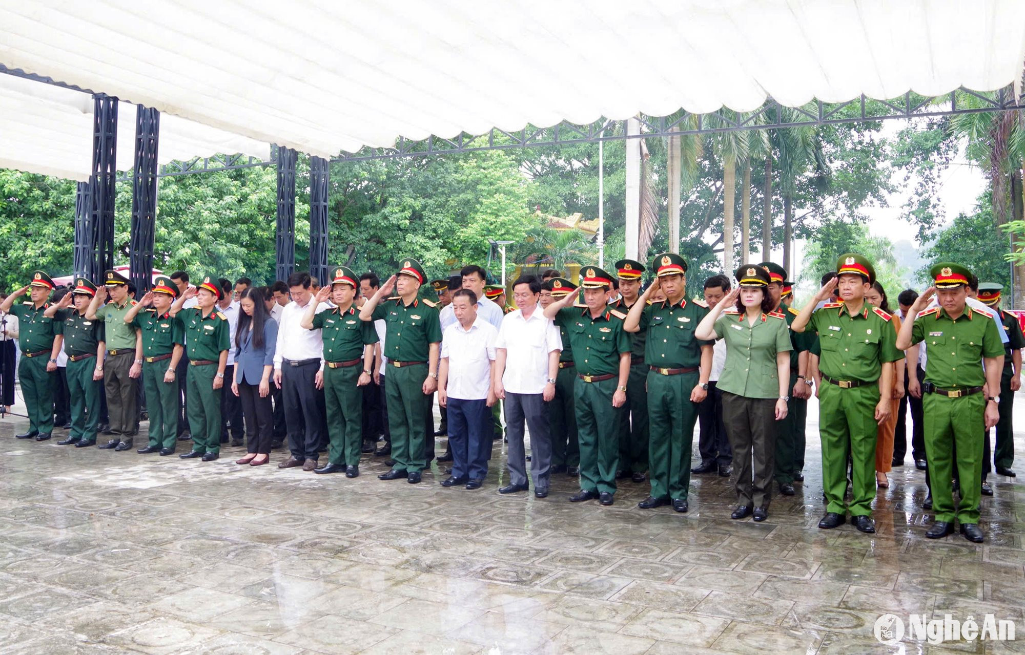 Đoàn công tác Học viện Quốc phòng dâng hương, dâng hoa tại Nghĩa trang liệt sĩ Quốc tế Việt – Lào