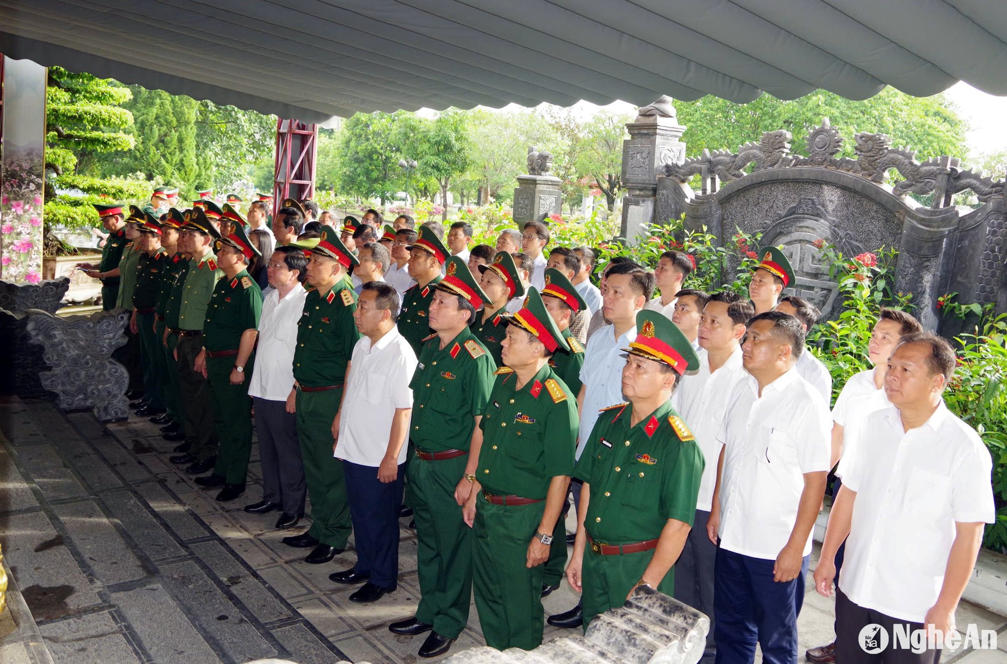 Đoàn công tác Học viện Quốc phòng tưởng niệm các Anh hùng liệt sĩ tại Khu Di tích Truông Bồn