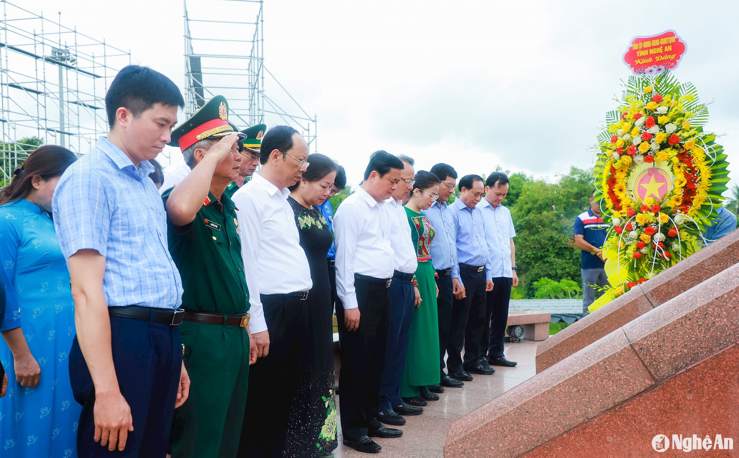 Đoàn đại biểu tỉnh Nghệ An thành kính dâng hoa trước Đài tưởng niệm Thành cổ Quảng Trị. Ảnh: Thành Duy