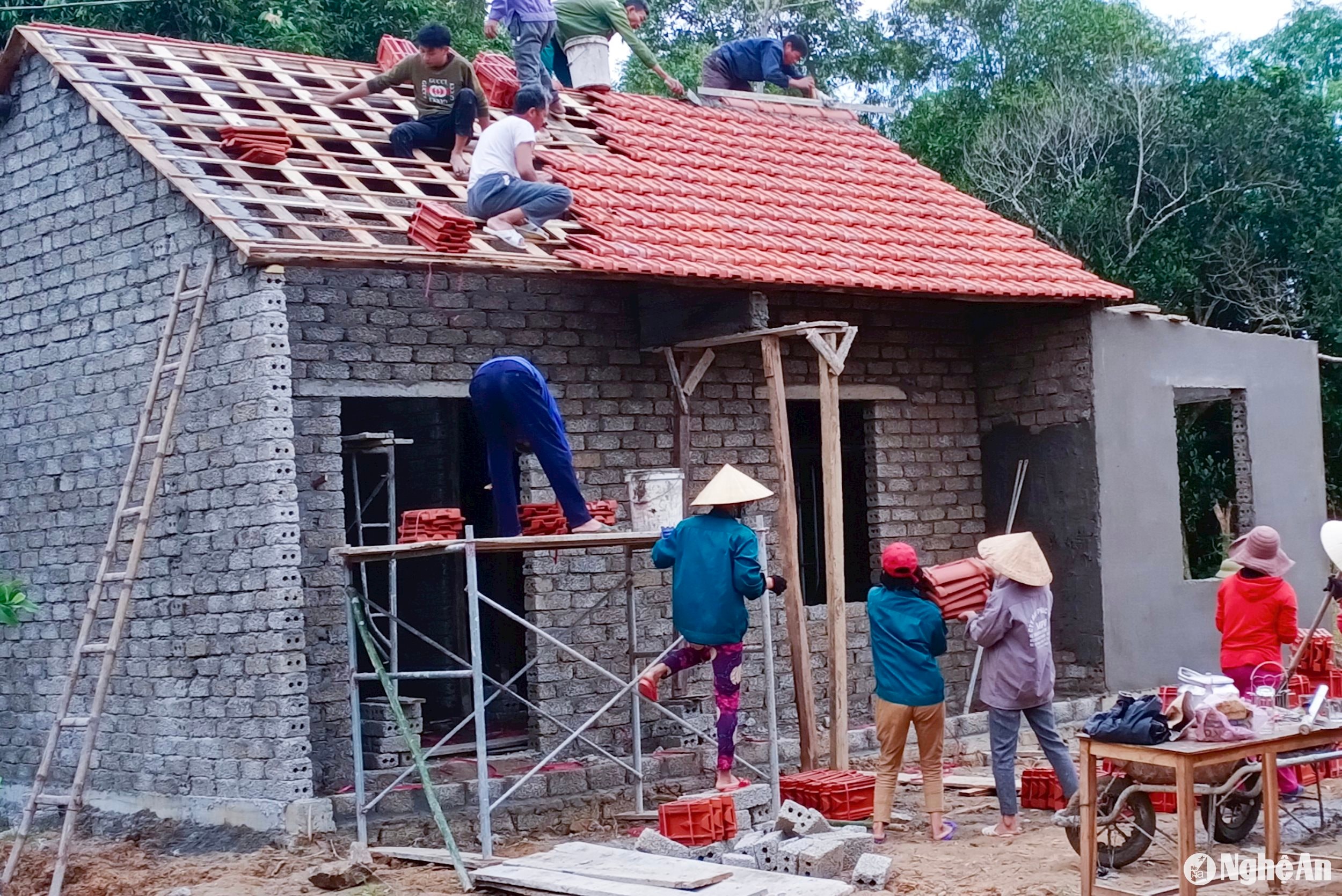 MTTQ xã Phúc Thành huy động ngày công lao động của người dân làm nhà cho hộ nghèo. 