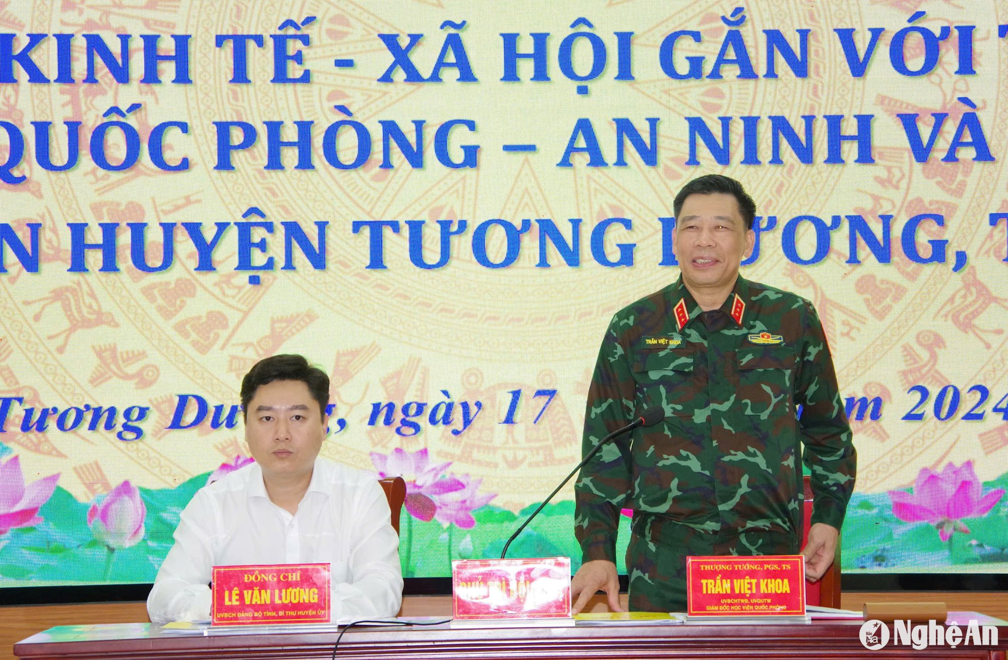 Thượng tướng, PGS.TS Trần Việt Khoa, Ủy viên Trung ương Đảng, Ủy viên Quân ủy Trung ương, Giám đốc Học viện Quốc phòng phát biểu trong buổi tọa đàm tại huyện Tương Dương