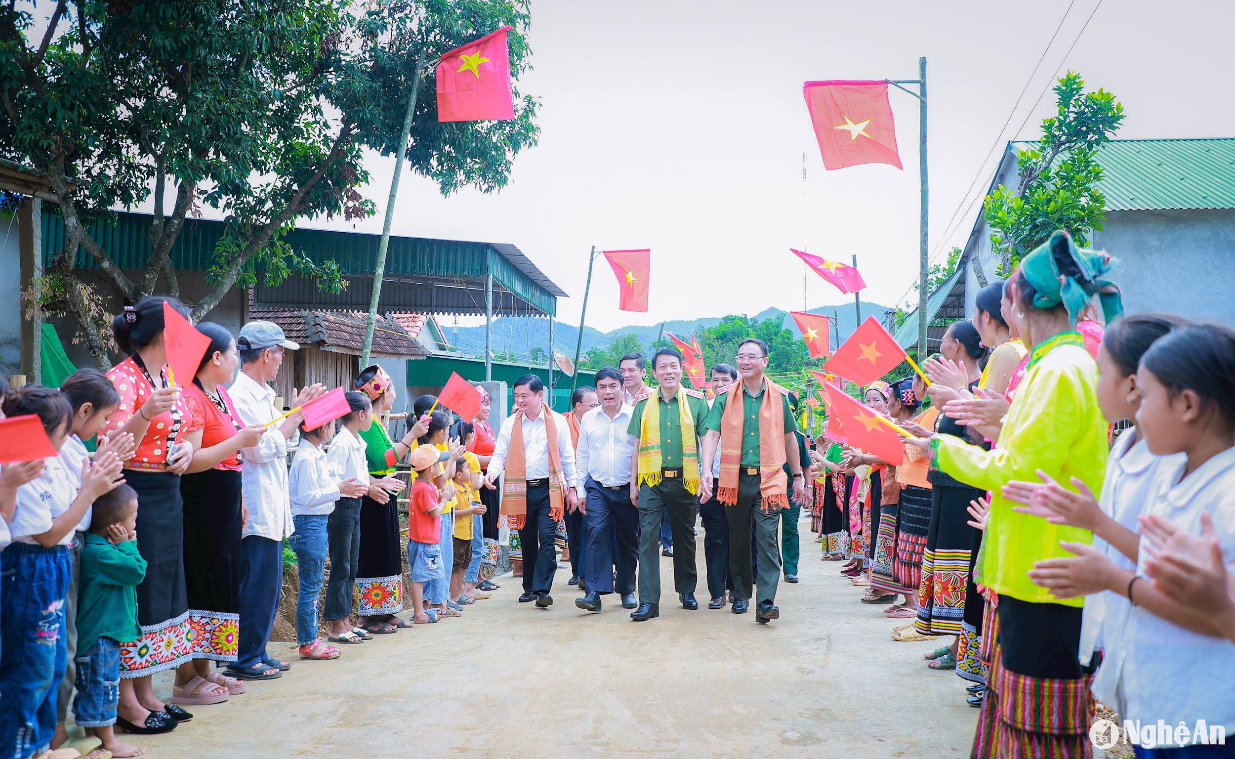 Trao nhà người nghèo ở Con Cuông