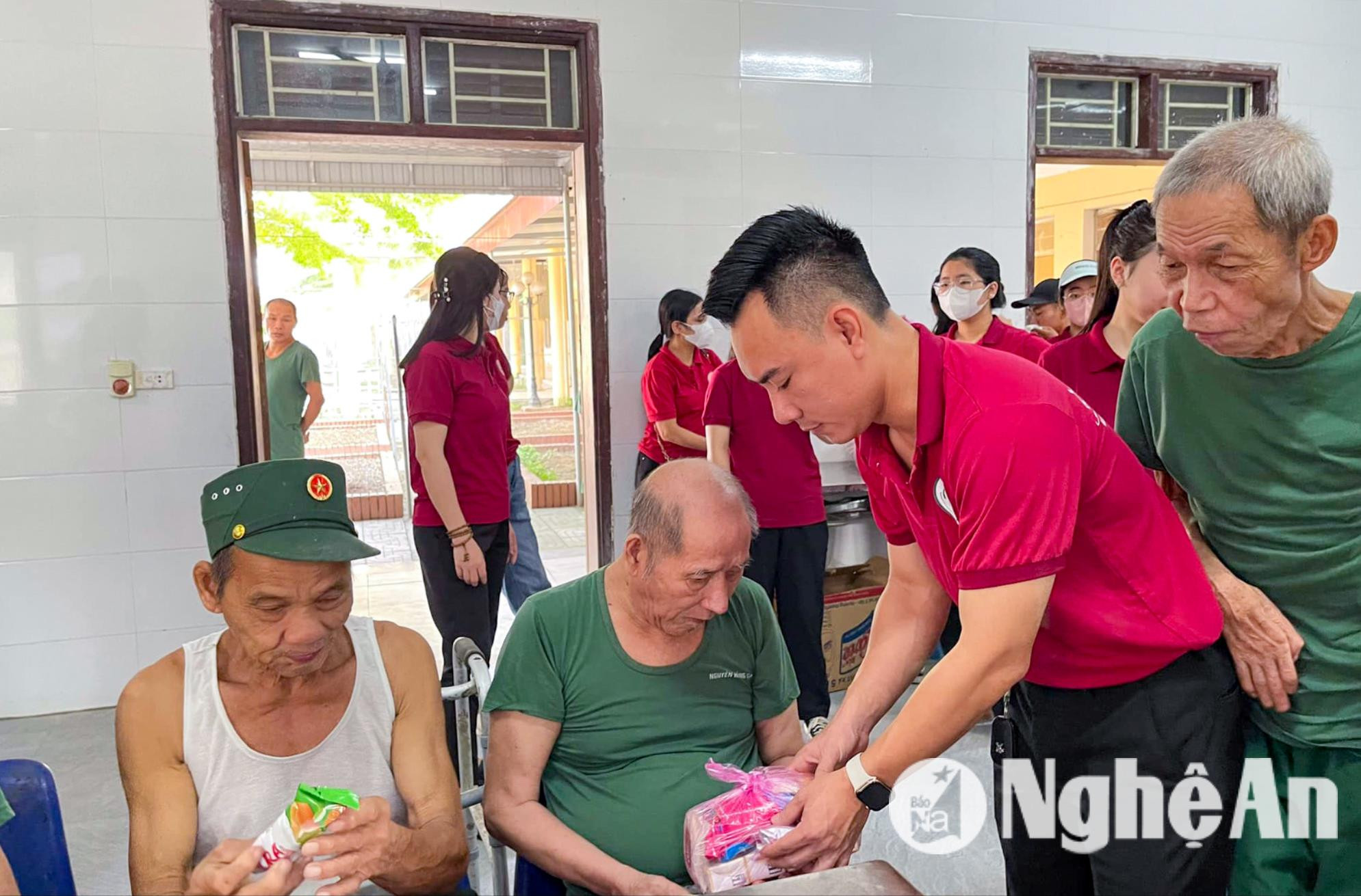 Tặng quà cho thương bệnh binh tại Khu điều dưỡng thương binh tâm thần kinh Nghệ An. Ảnh: Minh Quân