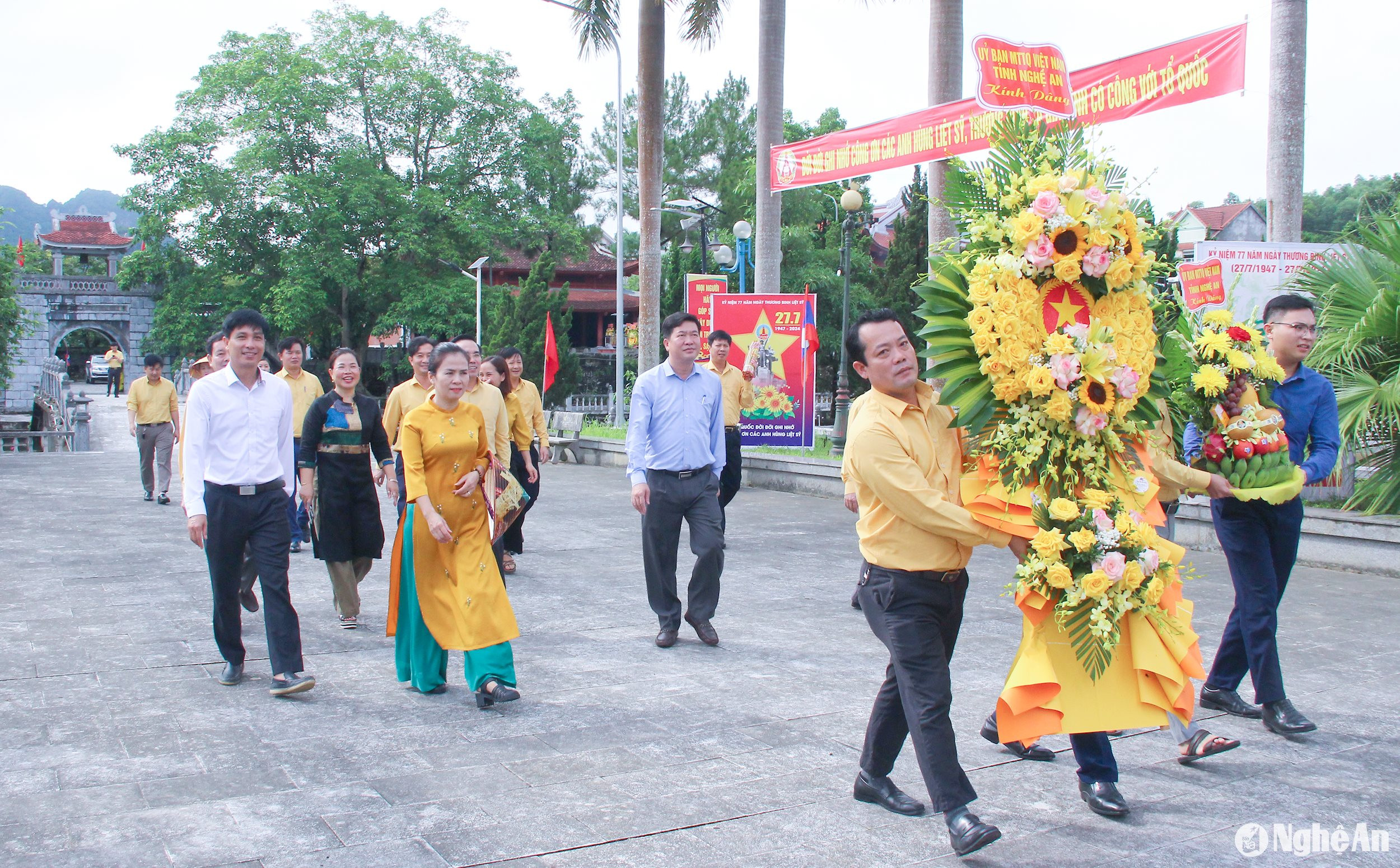 Đoàn công tác Ủy ban Mặt trận Tổ quốc Việt Nam tỉnh Nghệ An và huyện Anh Sơn làm lễ dâng hoa tại Nghĩa trang liệt sĩ Quốc tế Việt - Lào. Ảnh: Mai Hoa