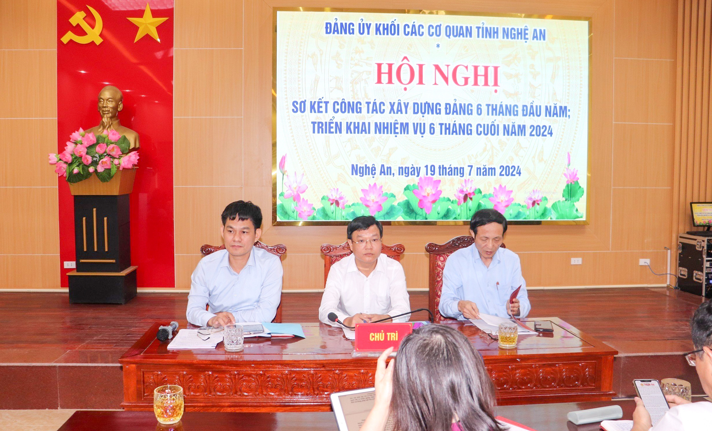 Chủ trì hội nghị