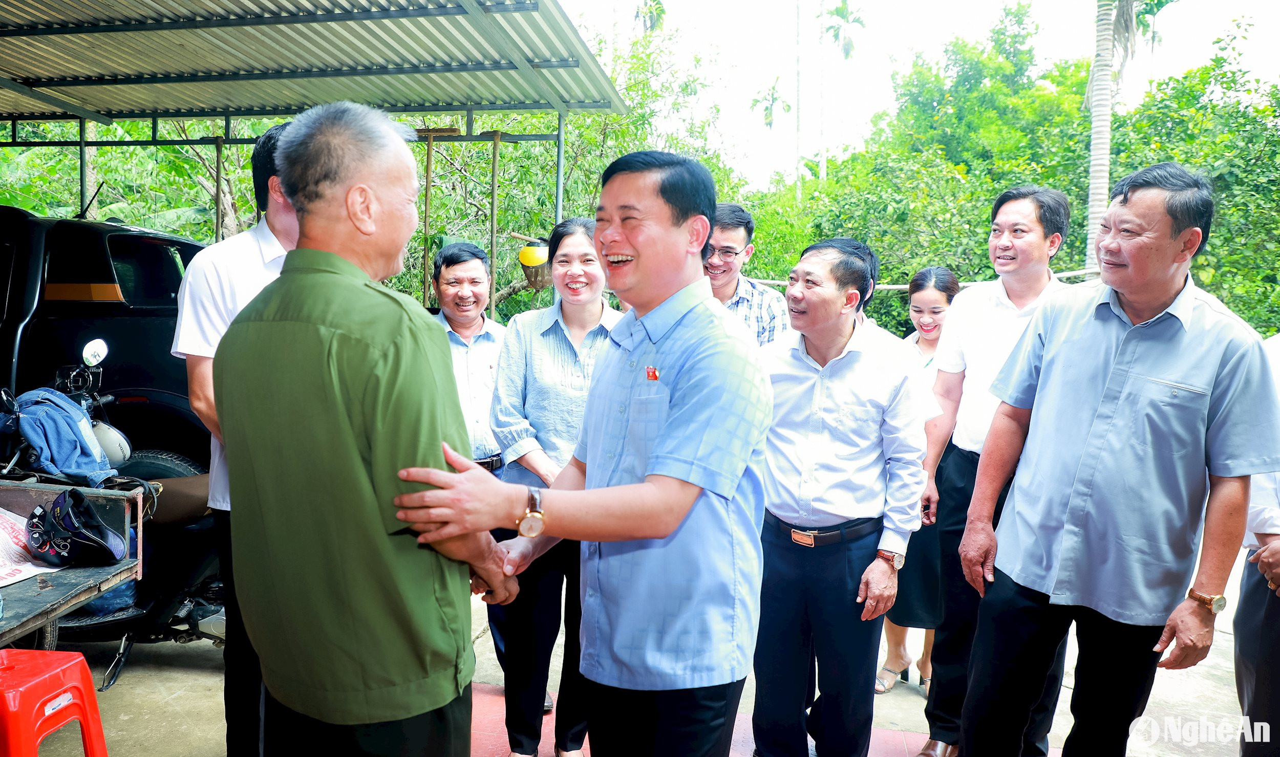 Đồng chí Bí thư Tỉnh ủy đã đến thăm, tặng quà gia đình vợ chồng ông Hoàng Văn Bảy (sinh năm 1954), thương binh hạng 1/4 và bà Thái Thị Nga (sinh năm 1951), thương binh hạng 4/4 ở xóm Tân Tiến, xã Kỳ Tân.