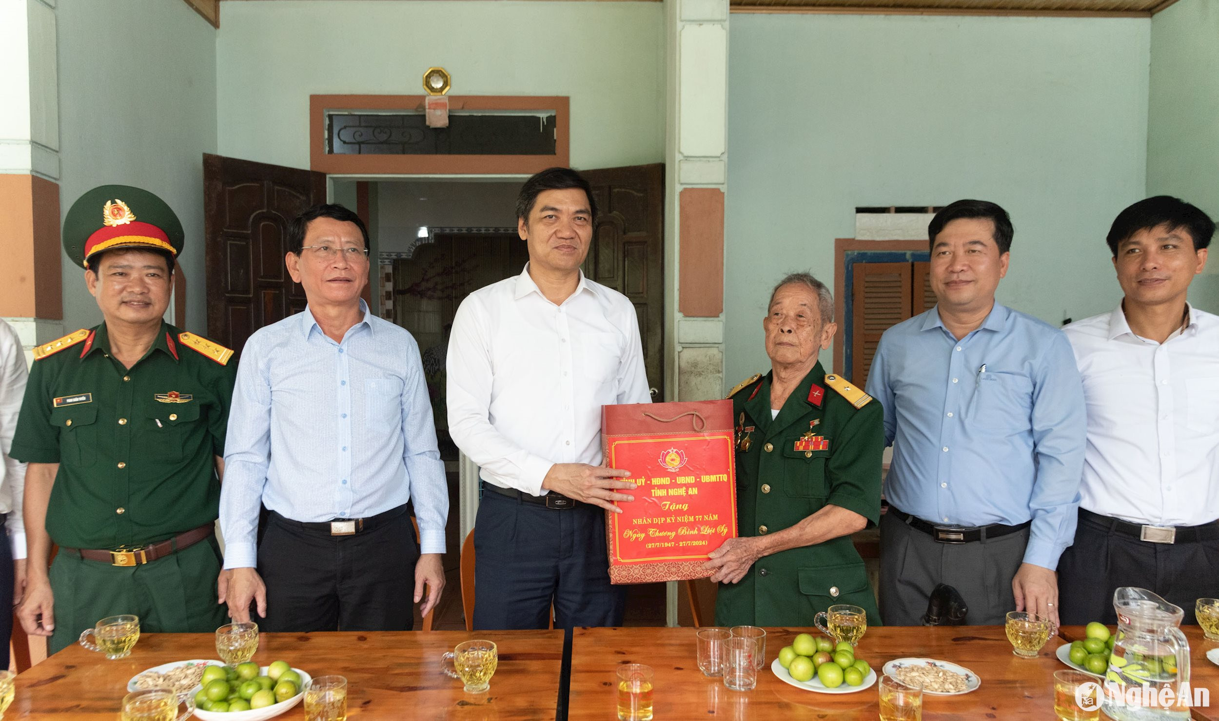 Phó Bí thư Tỉnh ủy Hoàng Nghĩa Hiếu cùng đoàn công tác tặng quà cho ông Trần Kim Cầu (SN 1938) ở thôn Đỉnh Hùng, xã Đỉnh Sơn, là Anh hùng Lực lượng vũ trang nhân dân, thương binh 4/4. Ảnh: Minh Quân