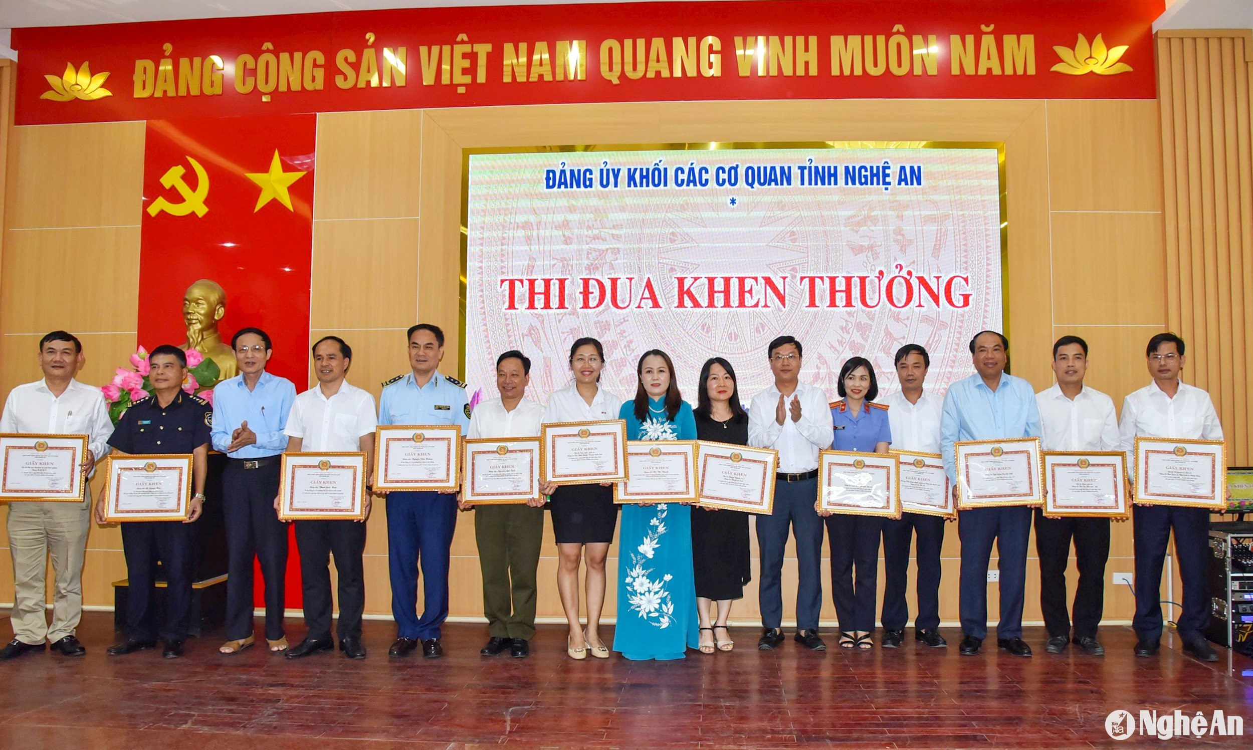 Các đồng chí lãnh đạo Đảng ủy Khối Các cơ quan tỉnh trao Giấy khen của Đảng ủy Khối Các cơ quan tỉnh cho các tập thể và cá nhân có thành tích trong thực hiện Quy định về nêu gương. Ảnh: Thanh Lê