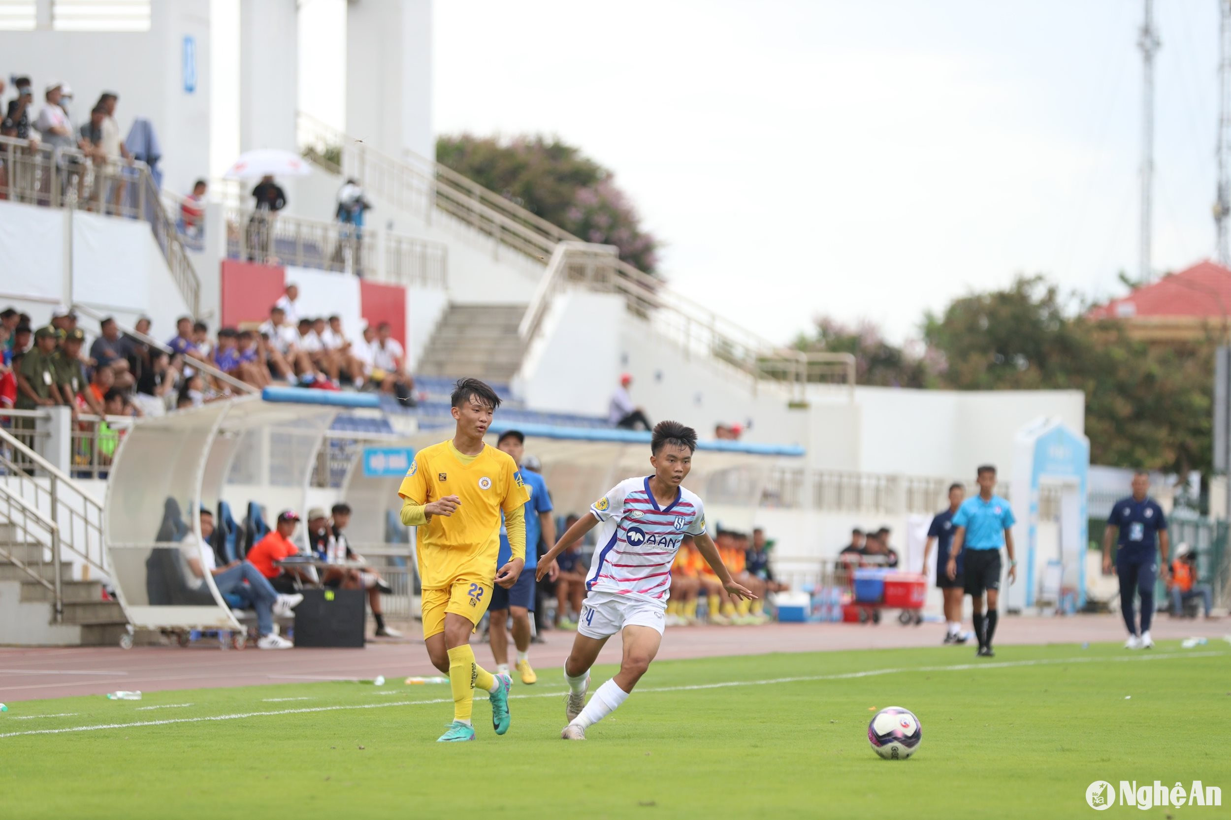 Các cầu thu U17 Sông Lam Nghệ An vất vả chống đỡ những đợt tấn công của U17 Hà Nội. Ảnh: Hải Hoàng