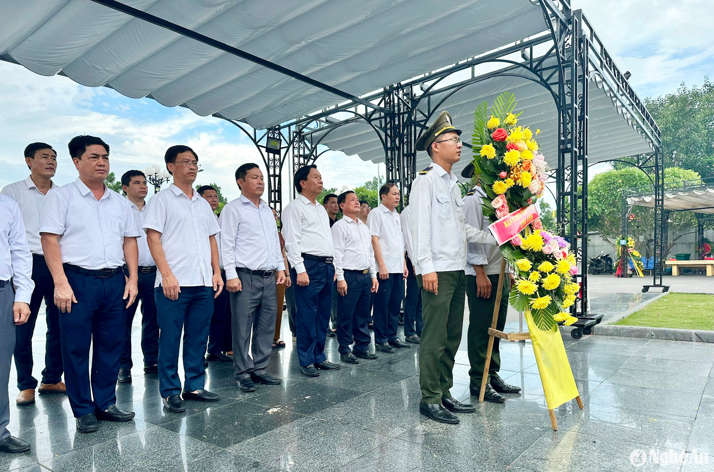 Đoàn dâng hoa tưởng niệm