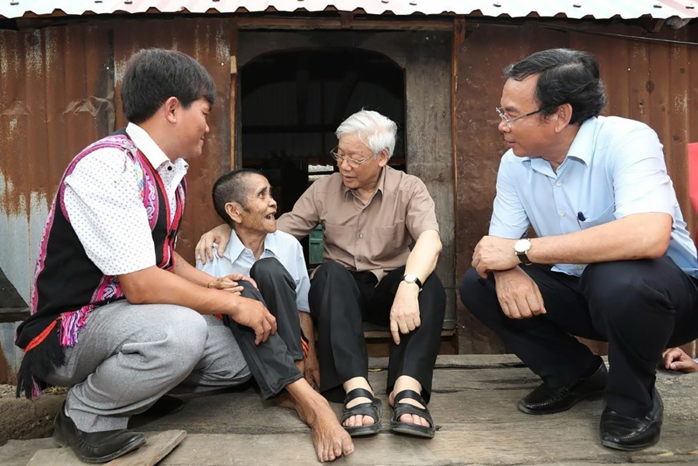 Tổng Bí thư Nguyễn Phú Trọng thăm gia đình thương binh Đinh Phi, hộ gia đình chính sách có hoàn cảnh đặc biệt khó khăn ở làng Tung Ke 2, xã Ayun, huyện Chư Sê, tỉnh Gia Lai, chiều 12/4/2017. Ảnh: Trí Dũng/TTXVN