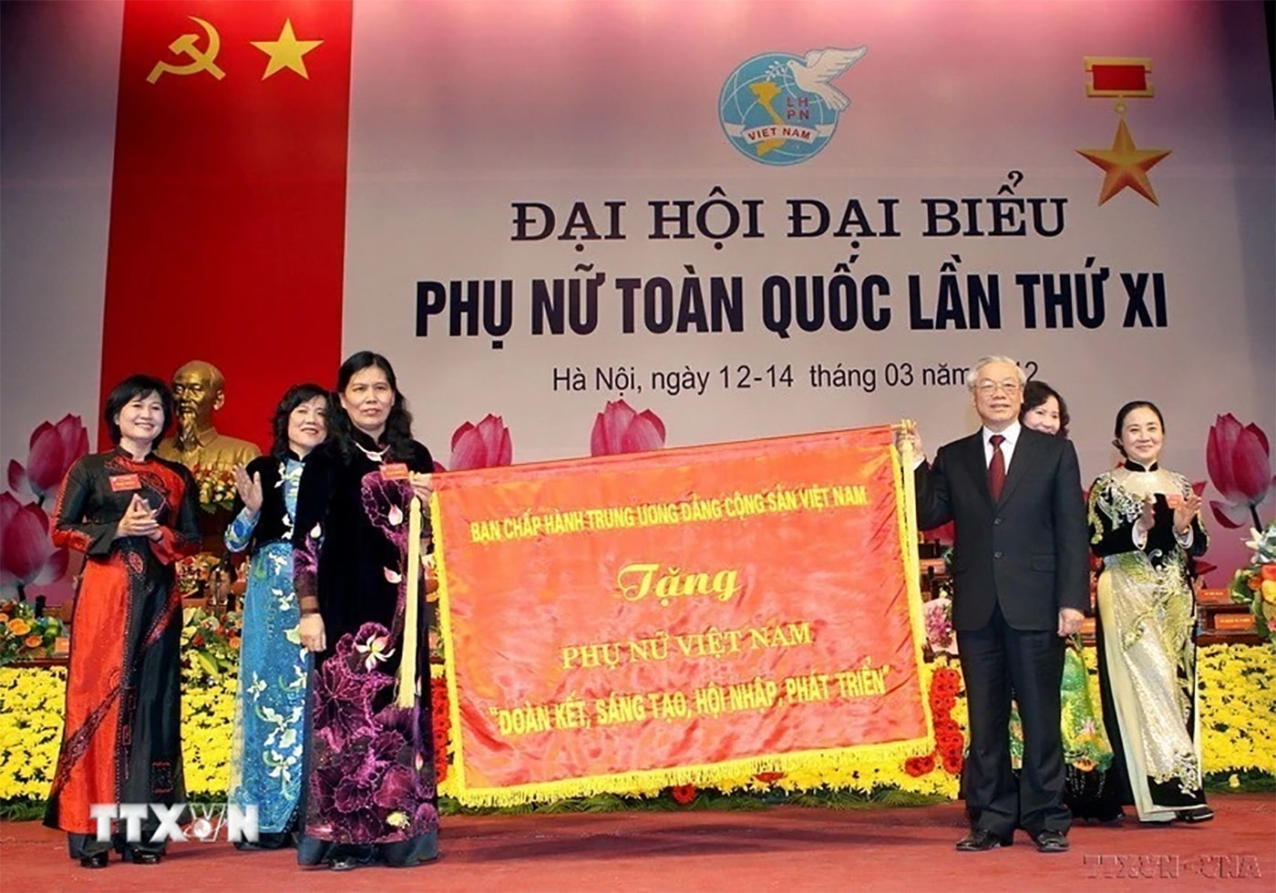 Tổng bí thư Nguyễn Phú Trọng trao tặng cho phụ nữ Việt Nam trong lễ khai mạc Đại hội đại biểu phụ nữ toàn quốc lần thứ 11