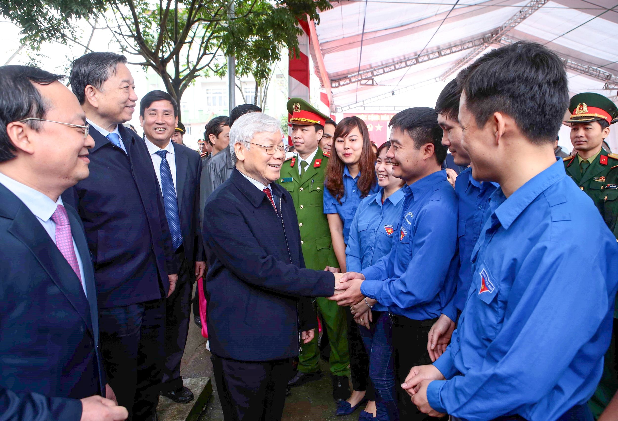 Đoàn Thanh niên Cộng sản Hồ Chí Minh và tuổi trẻ Việt Nam vinh dự, tự hào luôn nhận được sự quan tâm, lãnh đạo trực tiếp, toàn diện của Đảng và Nhà nước (Trong ảnh: Tổng Bí thư Nguyễn Phú Trọng với đoàn viên, thanh niên tỉnh Hưng Yên, năm 2018). Ảnh: Tư liệu