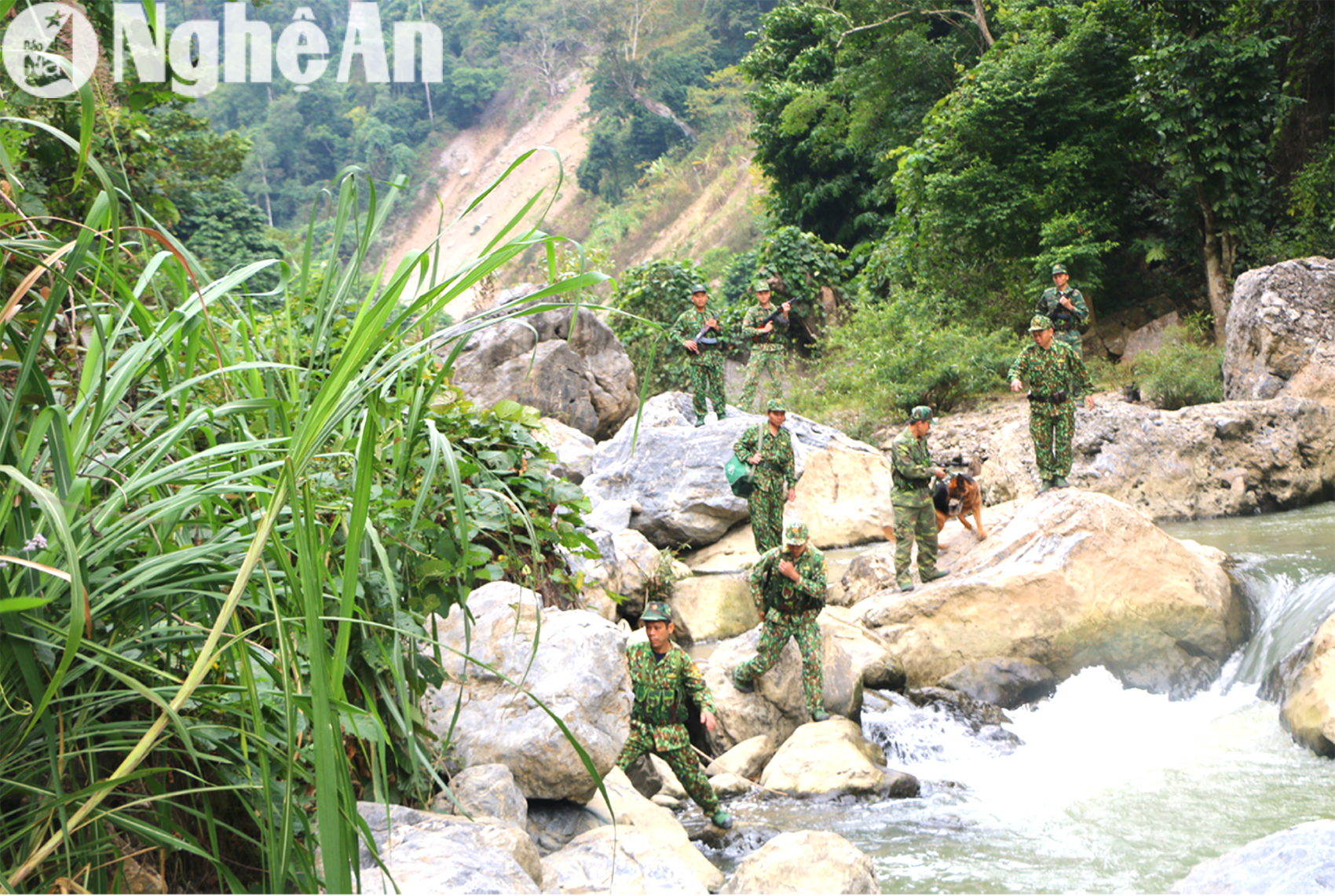 can-bo-chien-sy-don-bien-phong-my-ly-tuan-tra-bao-ve-bien-gioi.-anh-kl(1).png