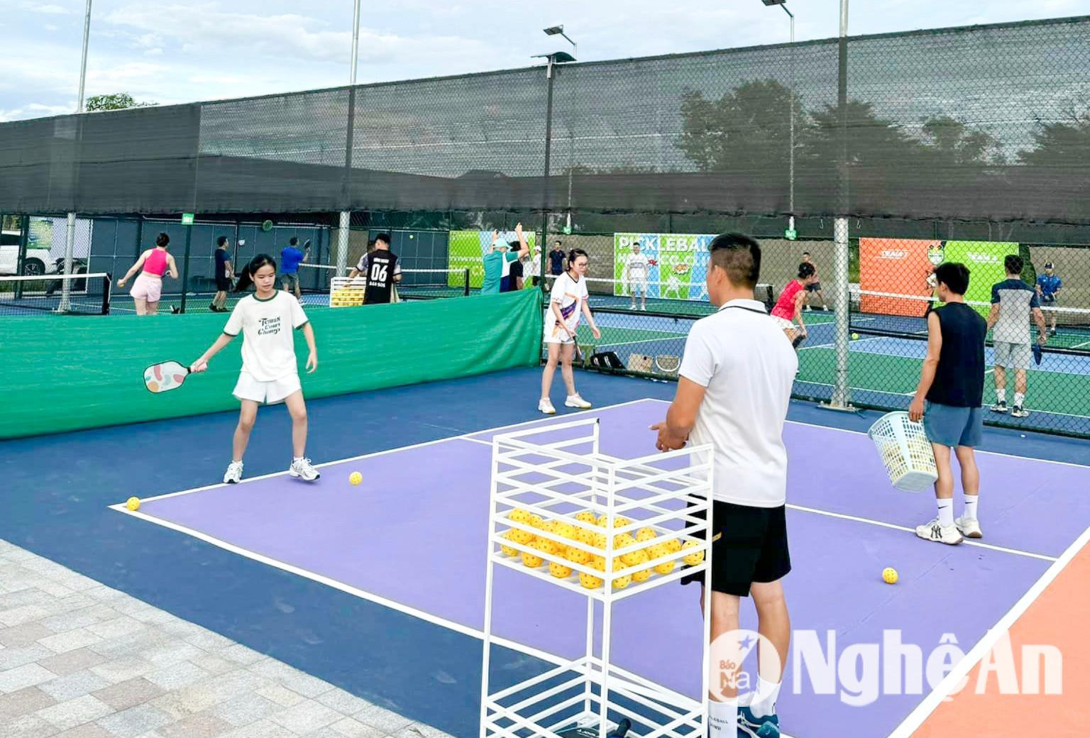 Một buổi tập Pickleball tại Khu đô thị Handico Vinh Tân. Ảnh: Minh Quân.