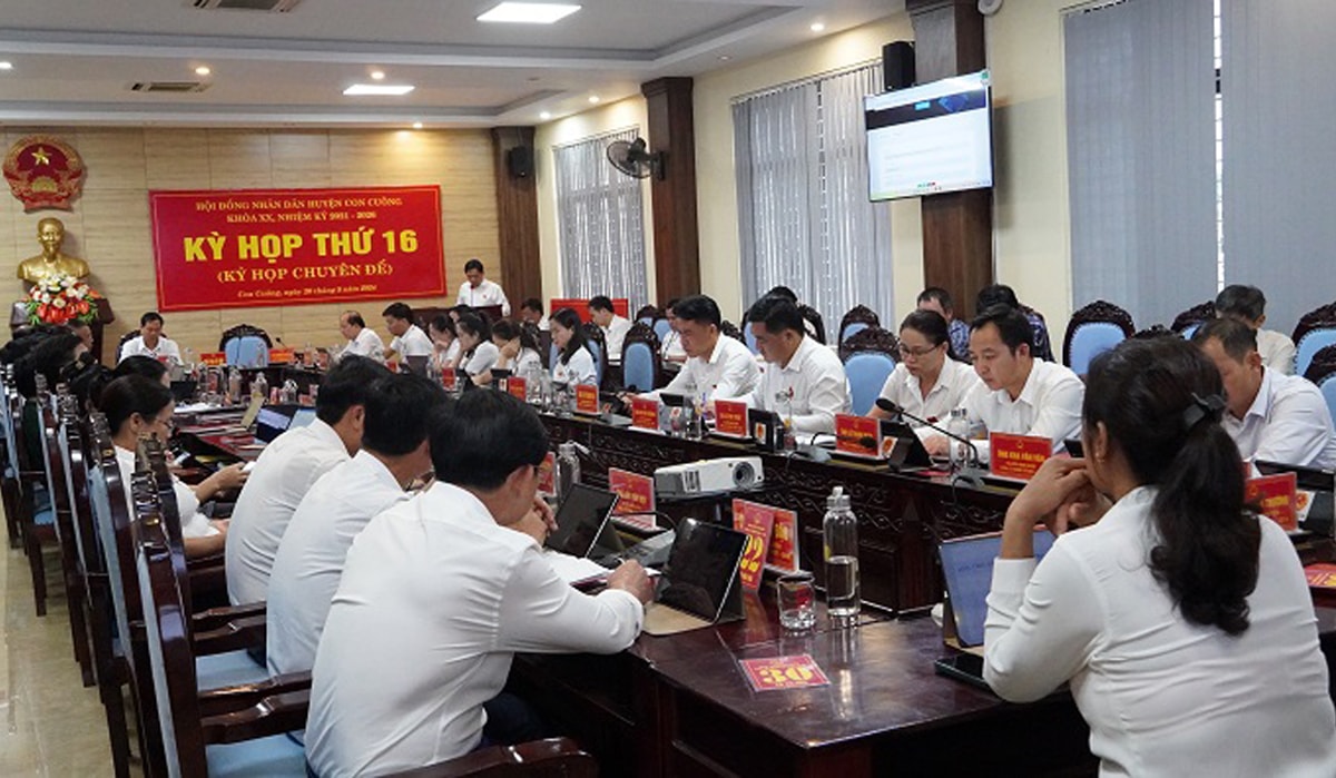 Kỳ họp thứ 16, Hội đồng nhân dân huyện Con Cuông khóa XX, nhiệm kỳ 2021-2026 xem xét, quyết định việc sáp nhập đơn vị hành chính cấp xã. Ảnh Bá Hậu