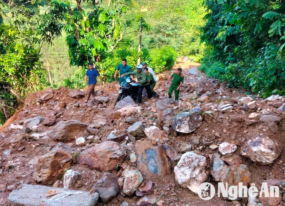 Tuyến đường giao thông nông thôn vào bản Tùng Hương, xã Tam Quang bị sạt lở. Ảnh: CSCC