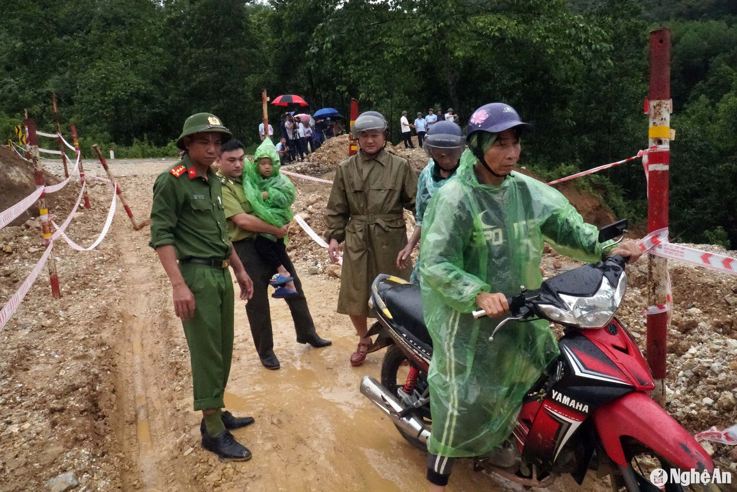  dân. Ảnh- Phú Hương