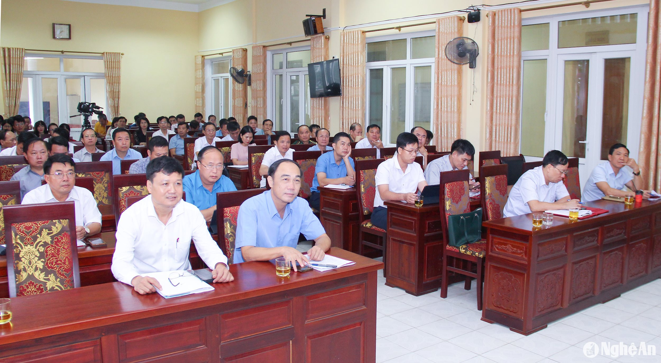 Lãnh đạo Ban Tuyên giáo và các ban xây dựng Đảng của Tỉnh ủy cùng các báo cáo viên tham gia hội nghị. Ảnh: Mai Hoa