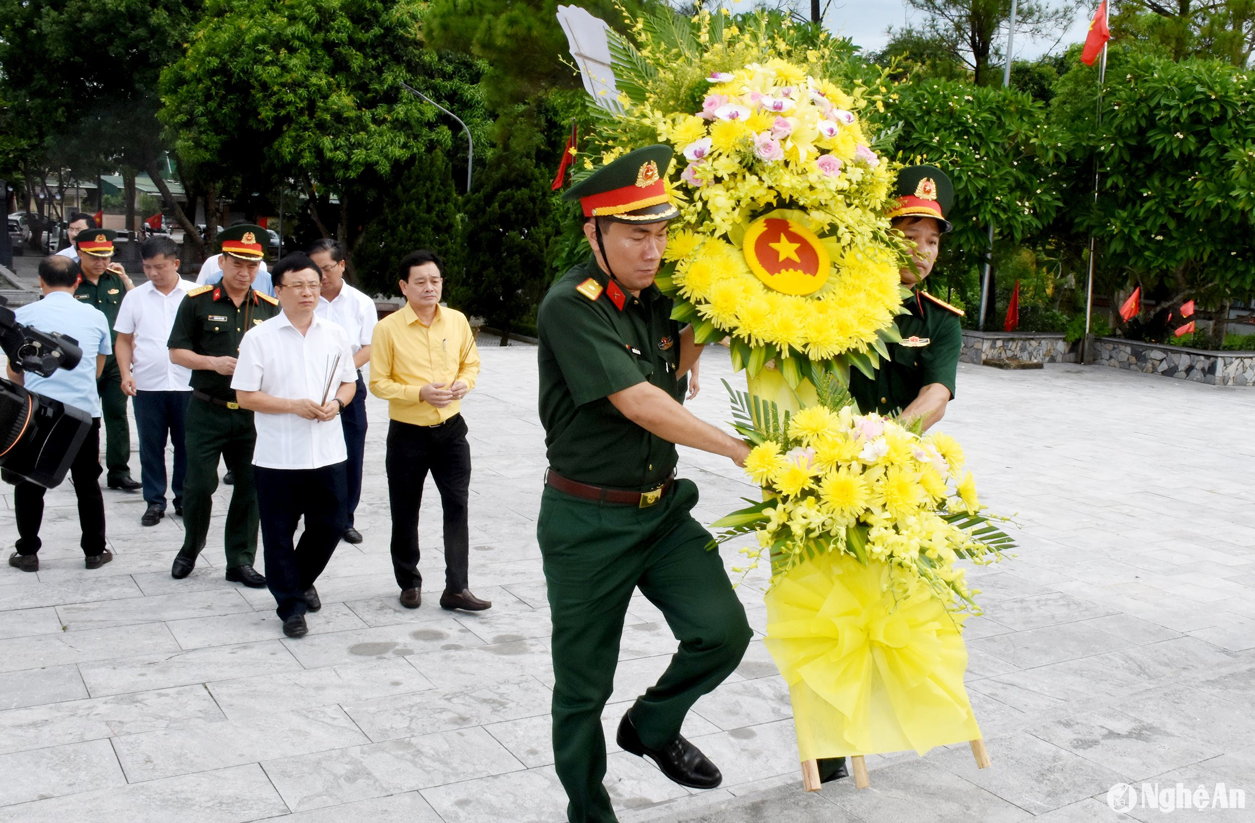 Phó Chủ tịch UBND tỉnh Bùi Đình Long cùng đoàn công tác của tỉnh dâng hoa tại Nghĩa trang Liệt sĩ huyện Nghi Lộc. Ảnh: Công Kiên