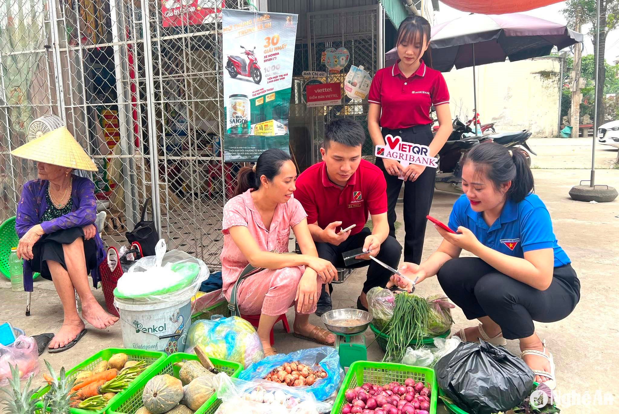 Thời gian đầu, các ngân hàng đã ra tận chợ để làm mã QR cho tiểu thương, hướng dẫn cách sử dụng. Ảnh: Thanh Phúc