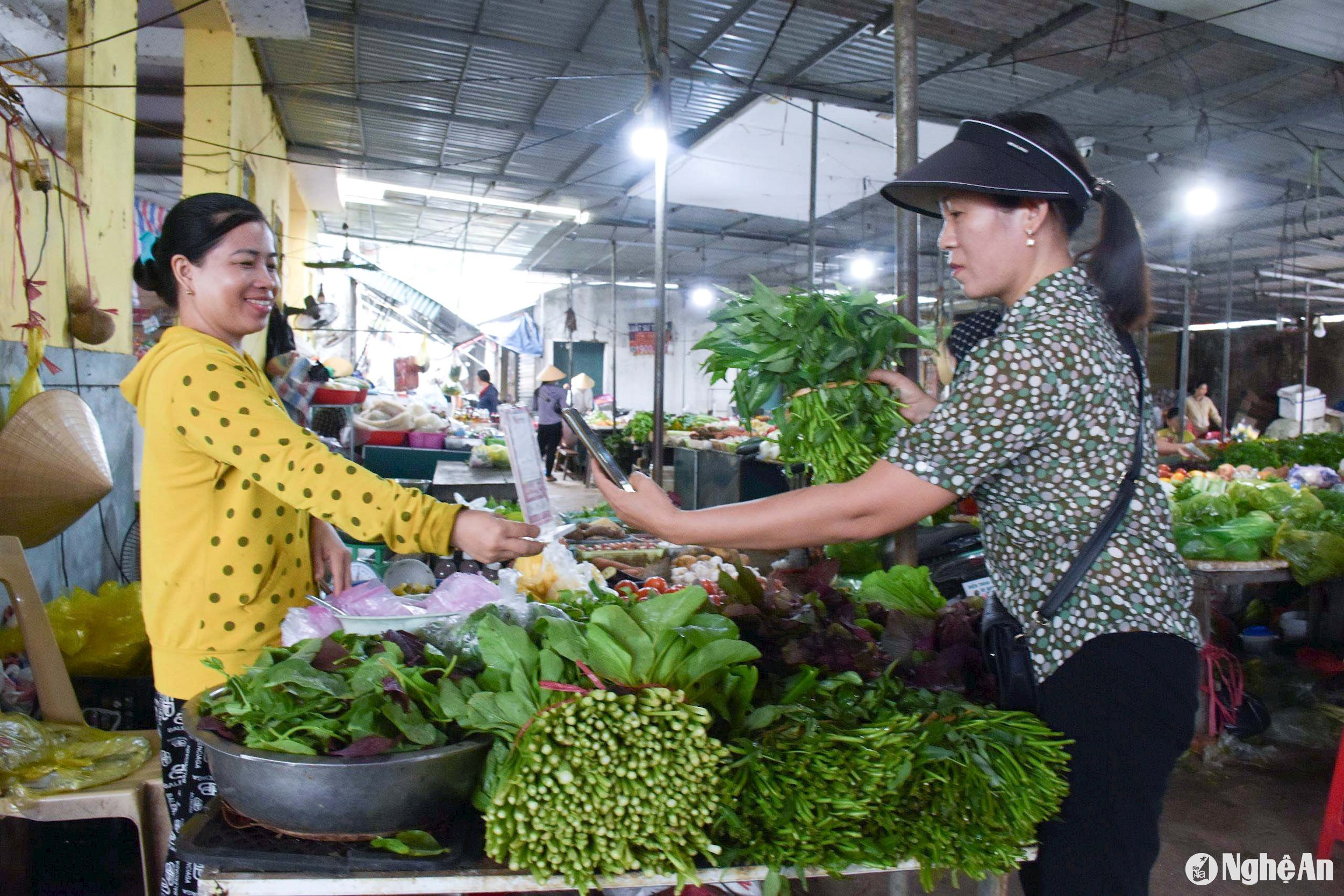 Dù chưa thành thói quen, nề nếp song hiện nay, việc thanh toán không dùng tiền mặt đã trở nên phổ biến ở nhiều chợ dân sinh, thúc đẩy người dân sử dụng phương thức giao dịch trực tuyến nhiều hơn. Đây cũng là bước chuyển tích cực trong thực hiện chuyển đổi số ở địa phương. Ảnh: Thanh Phúc