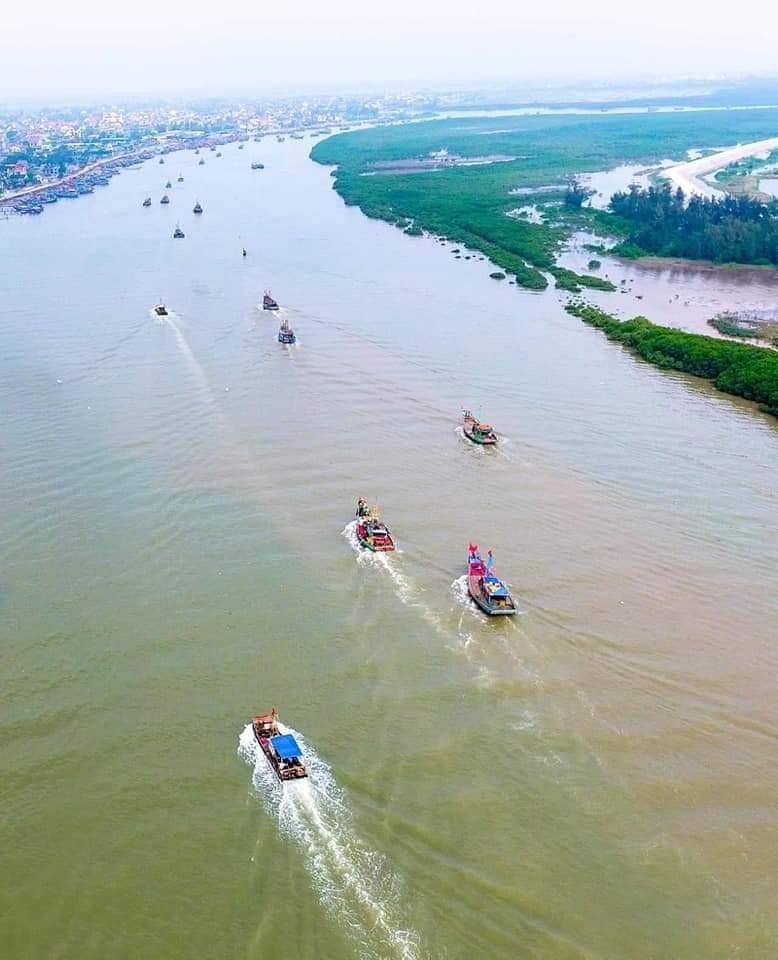 Toàn cảnh Lạch Vạn từ trên cao. Ảnh: Mai Giang