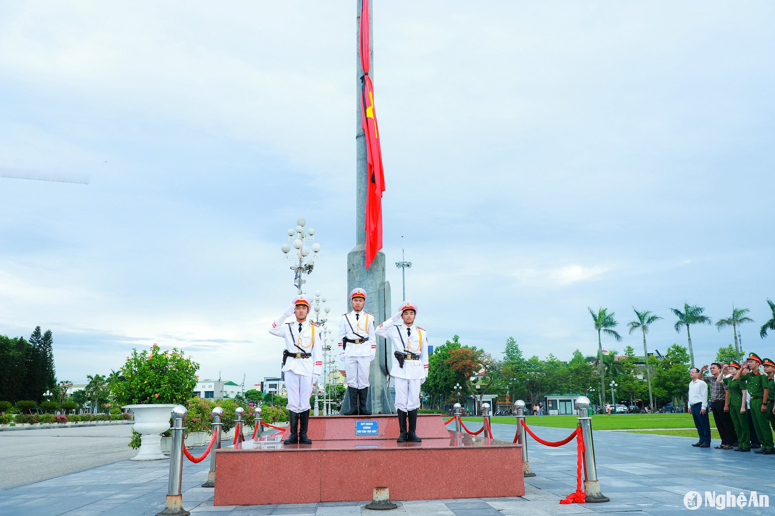 Lễ thượng cờ rủ Quốc tang Tổng Bí thư Nguyễn Phú Trọng được tổ chức trọng thể, nghiêm trang. Ảnh: Thành Duy