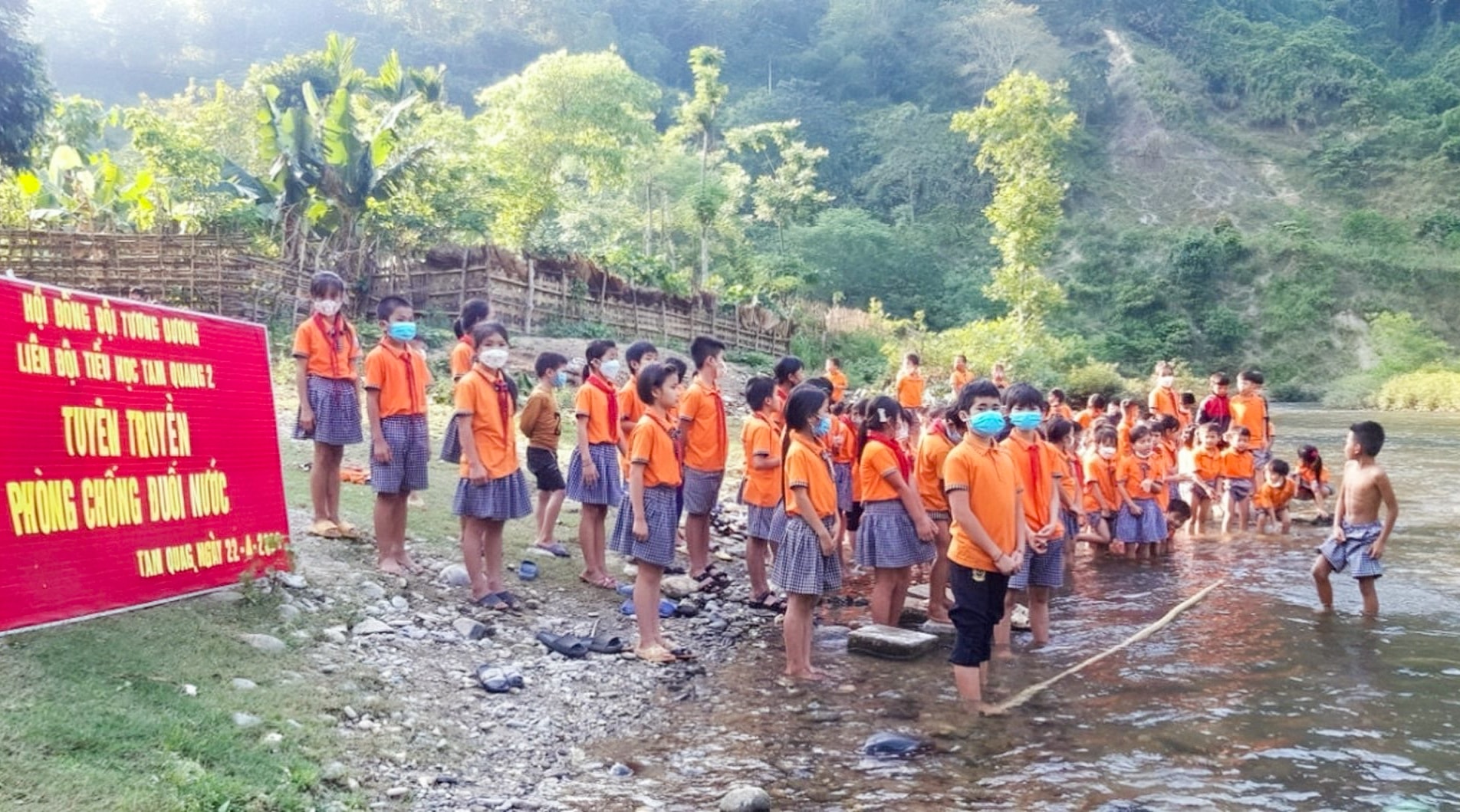 Một buổi tuyên truyền, hướng dẫn kỹ năng phòng chống đuối nước cho trẻ em tại xã Tam Quang (Tương Dương). Ảnh CSCC