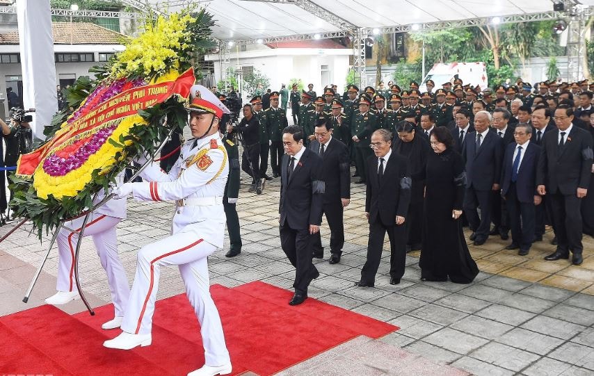 Chủ tịch Quốc hội Trần Thanh Mẫn dẫn đầu đoàn Quốc hội vào viếng. Ảnh Giang Huy