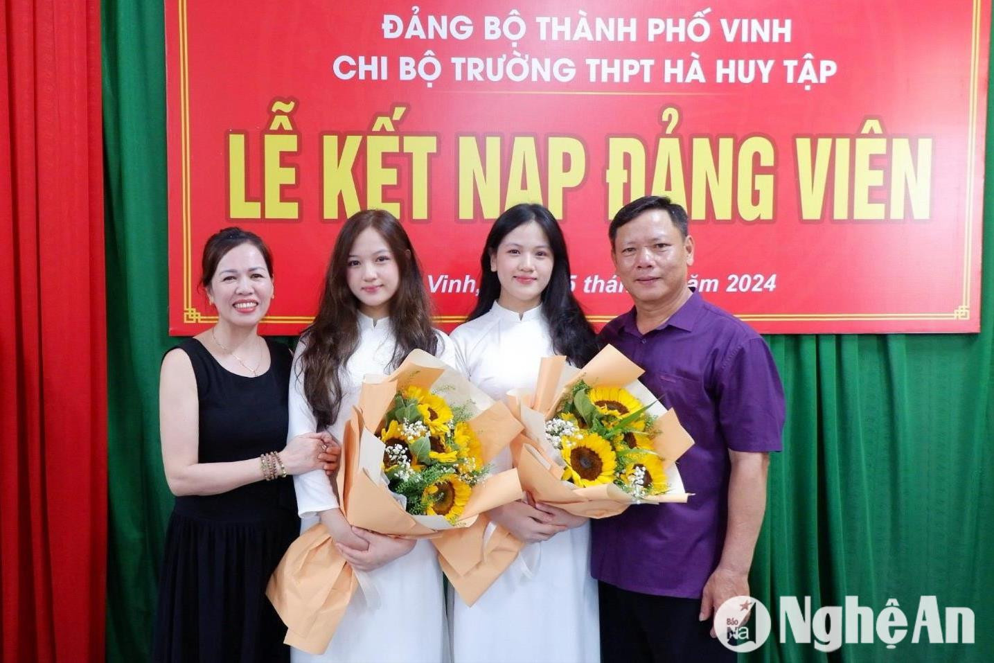 hai-chi-em-khanh-linh-khanh-chi-cung-bo-me-trong-le-ket-nap-dang-vien-cua-truong-thpt-ha-huy-tap-1-.jpg