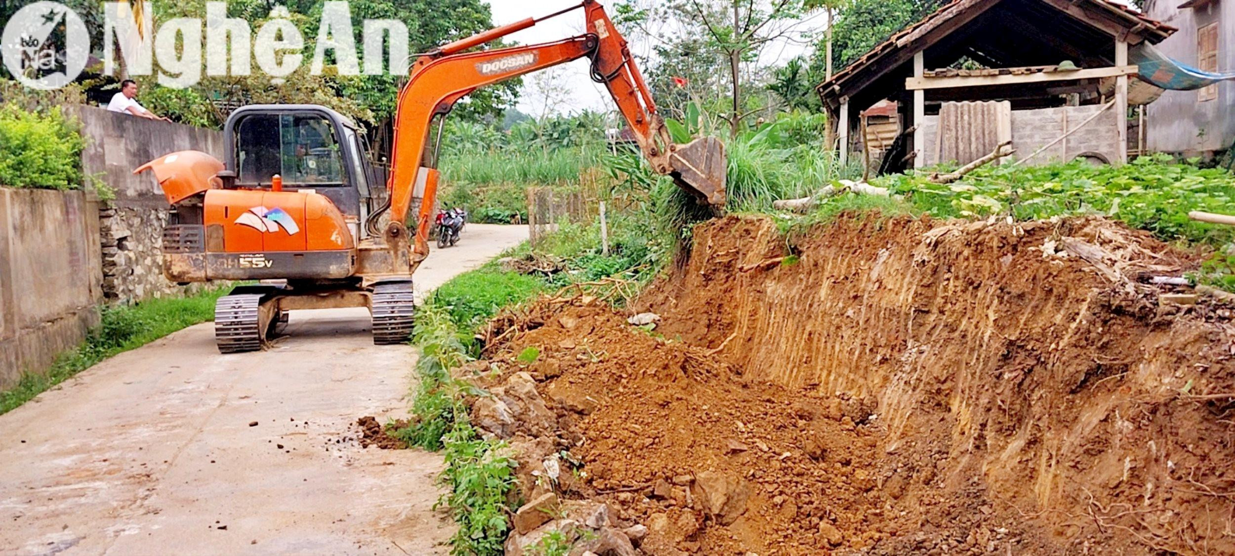 Nhiều hộ dân ở xã Bồng Khê sẵn sàng hiến đất mở rộng đường giao thông nông thôn. Ảnh: Khánh Ly