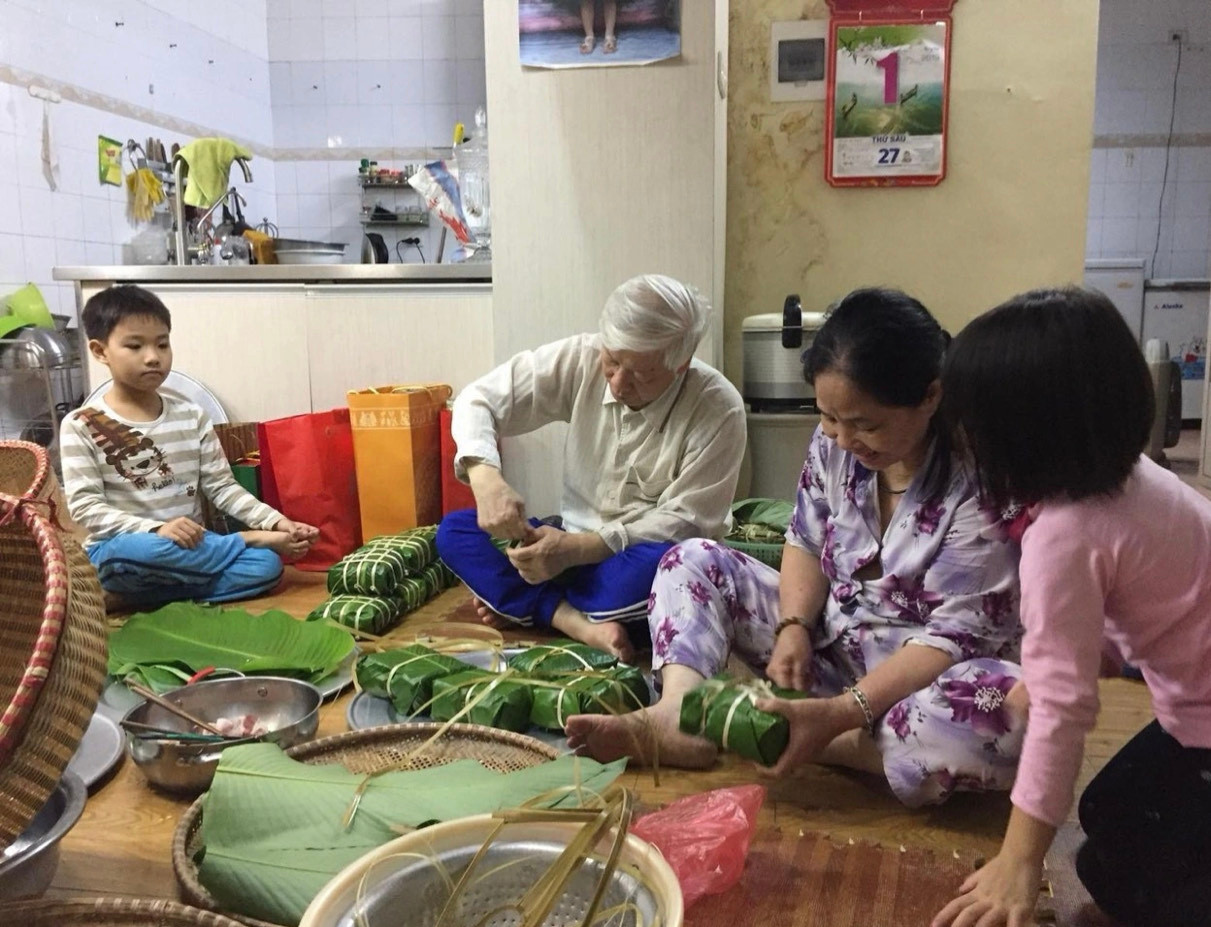 Bác Trọng gói bánh chưng cùng gia đình - Ảnh: Văn phòng Trung ương Đảng 