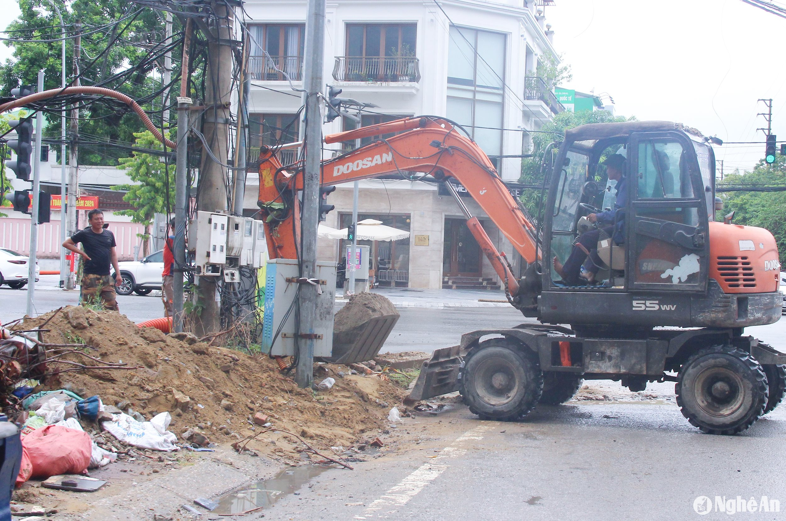  Cải tạo vỉa hè đường Lê Hồng Phong. Ảnh Mai Hoa