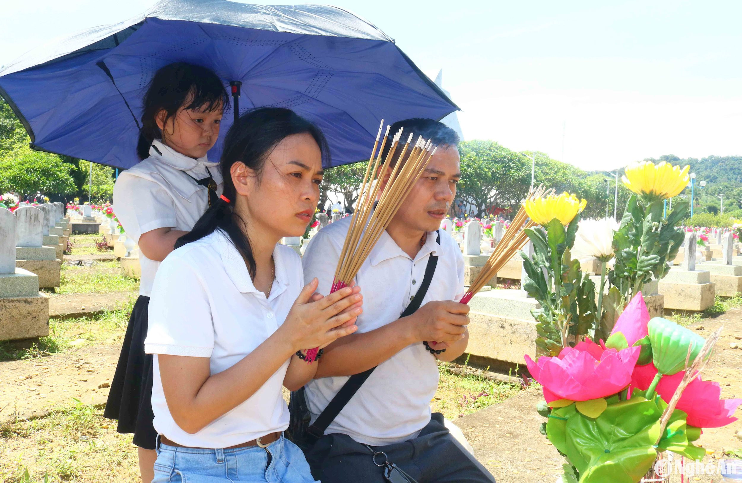 ữa những ngày háng Bảy, về Nghĩa trang liệt sĩ quốc tế Việt - Lào, trong không khí xúc động, linh thiêng, mọi người đều thành kính thắp những nén tâm nhang tri ân, tưởng nhớ các anh hùng liệt sĩ đã ngã xuống cho sự nghiệp xây dựng, bảo vệ Tổ quốc và nhiệm vụ quốc tế cao cả. Ảnh: Huy Thư