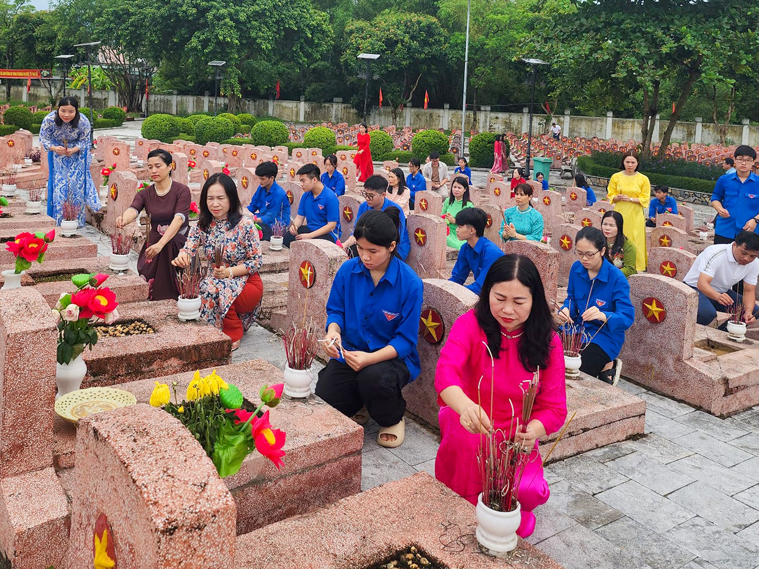 GIáo viên, học sinhTrường THPT Nguyễn Duy Trinh thăp hương cho các phần mô liệt sĩ tại Nghĩa trang Liệt sĩ huyện Nghi Lộc