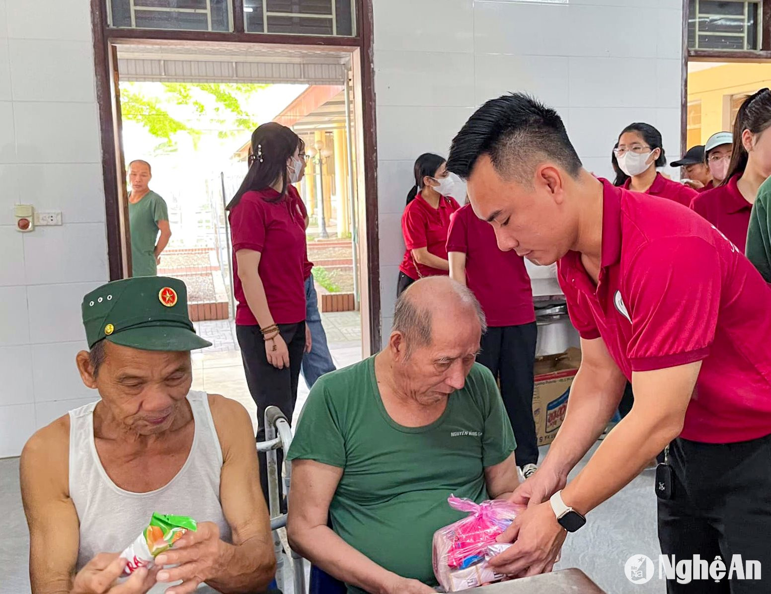 Tặng quà cho thương bệnh binh tại Khu điều dưỡng thương binh tâm thần kinh Nghệ An