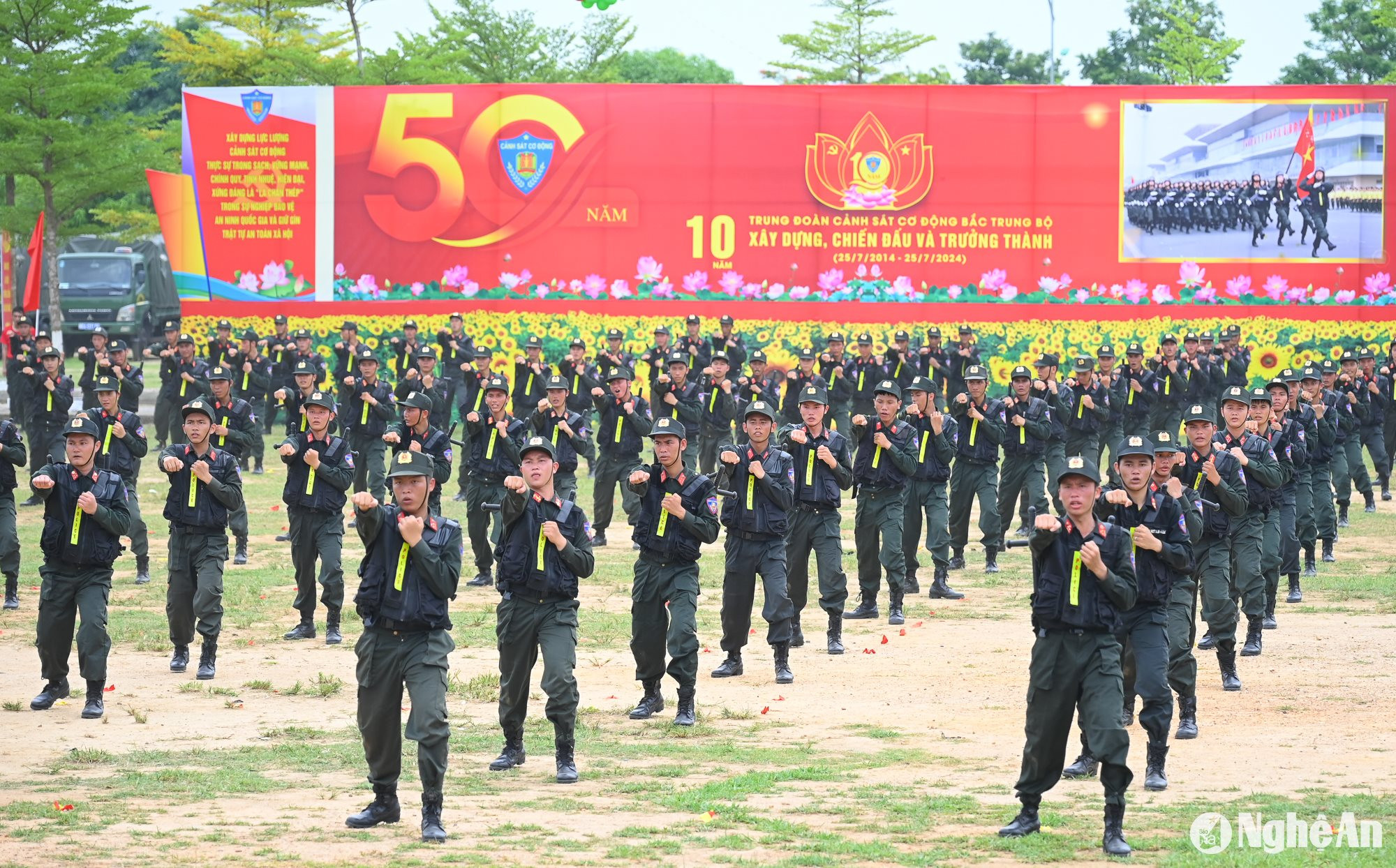 Cán bộ, chiến sĩ Trung đoàn Cảnh sát cơ động Bắc Trung Bộ biểu diễn võ thuật. Ảnh: Thành Cường