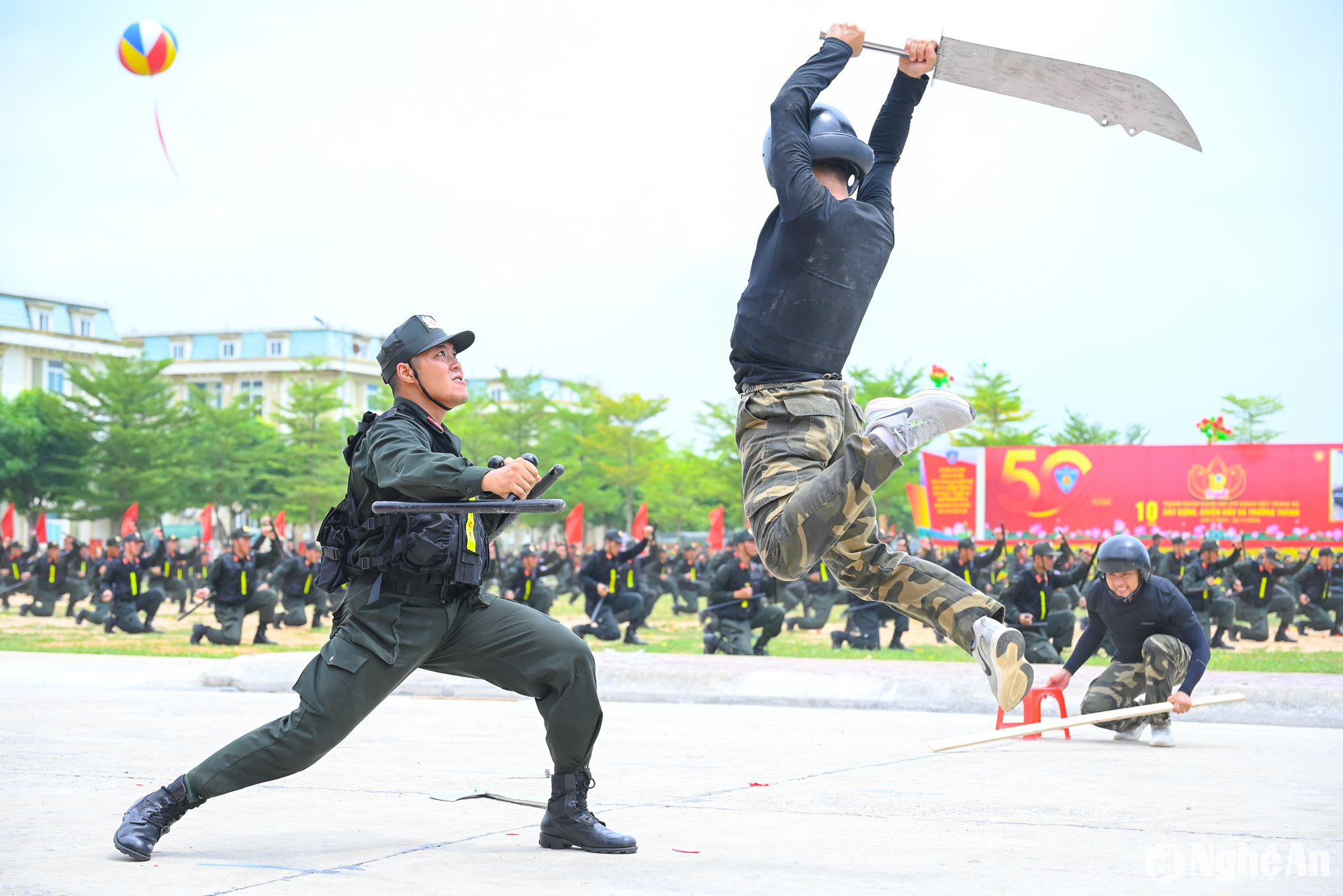 Chiến sĩ Trung đoàn Cảnh sát cơ động biểu diễn võ thuật tại buổi lễ. Ảnh: Thành Cường