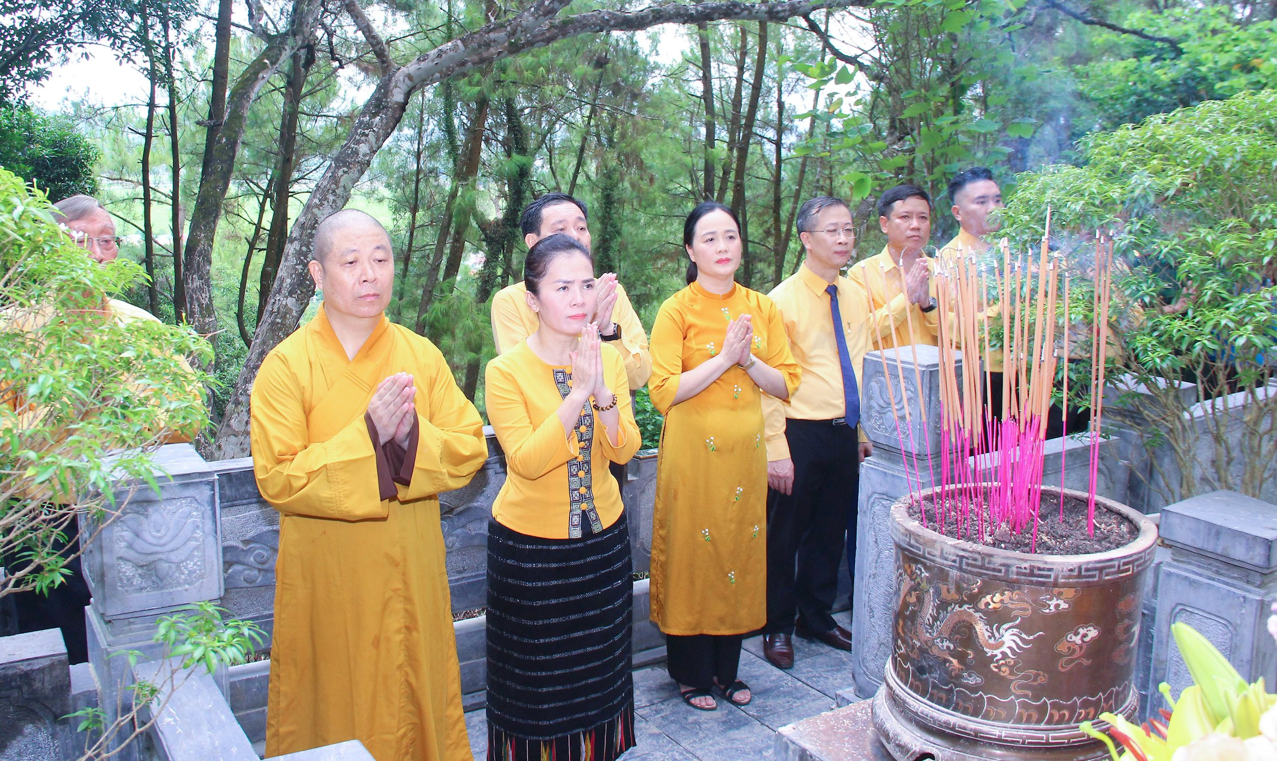  Các đại biểu dâng hương trước phần mộ. Ảnh Mai Hoa