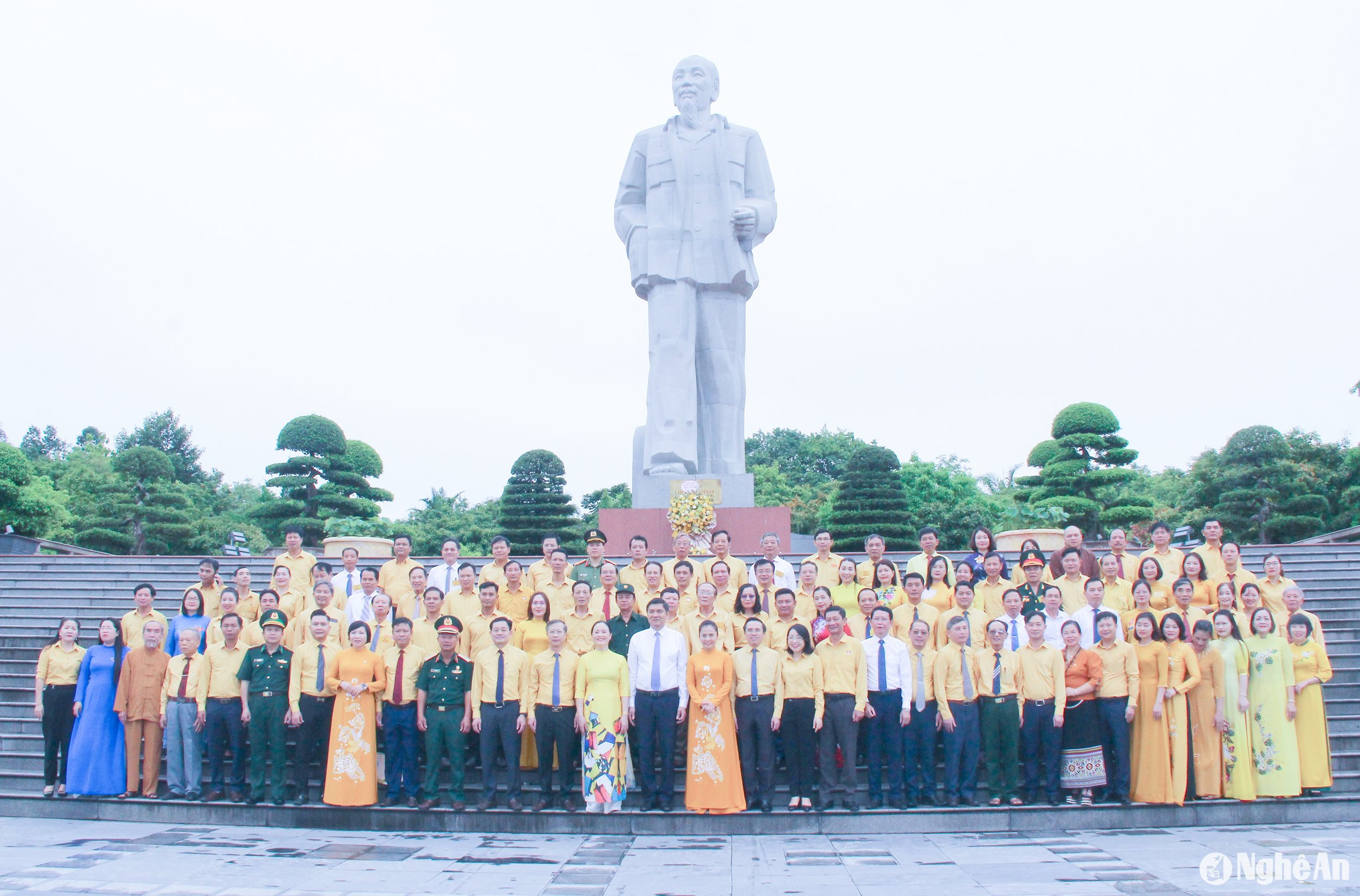  Các đại biểu chụo ảnh lưu niệm trước Tượng đài Bác, tại Quảng trường Hồ Chí Minh. Ảnh Mai Hoa