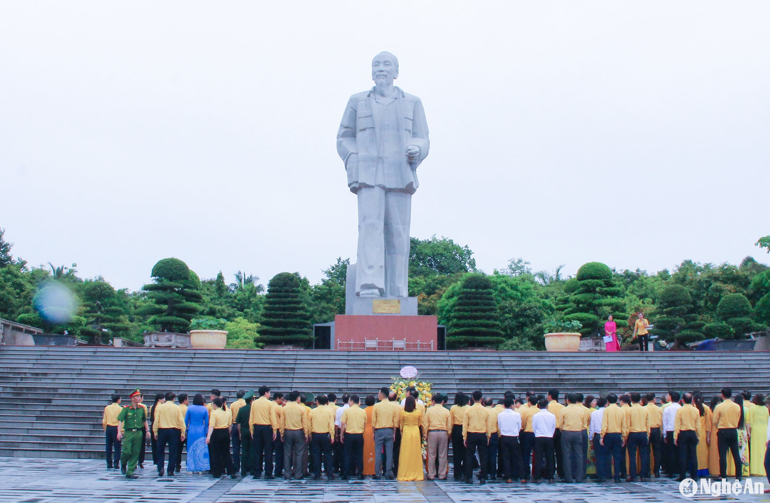  Các đại biểu làm lễ tưởng niệm Chủ tịch Hồ Chí Minh. Ảnh Mai Hoa,,,