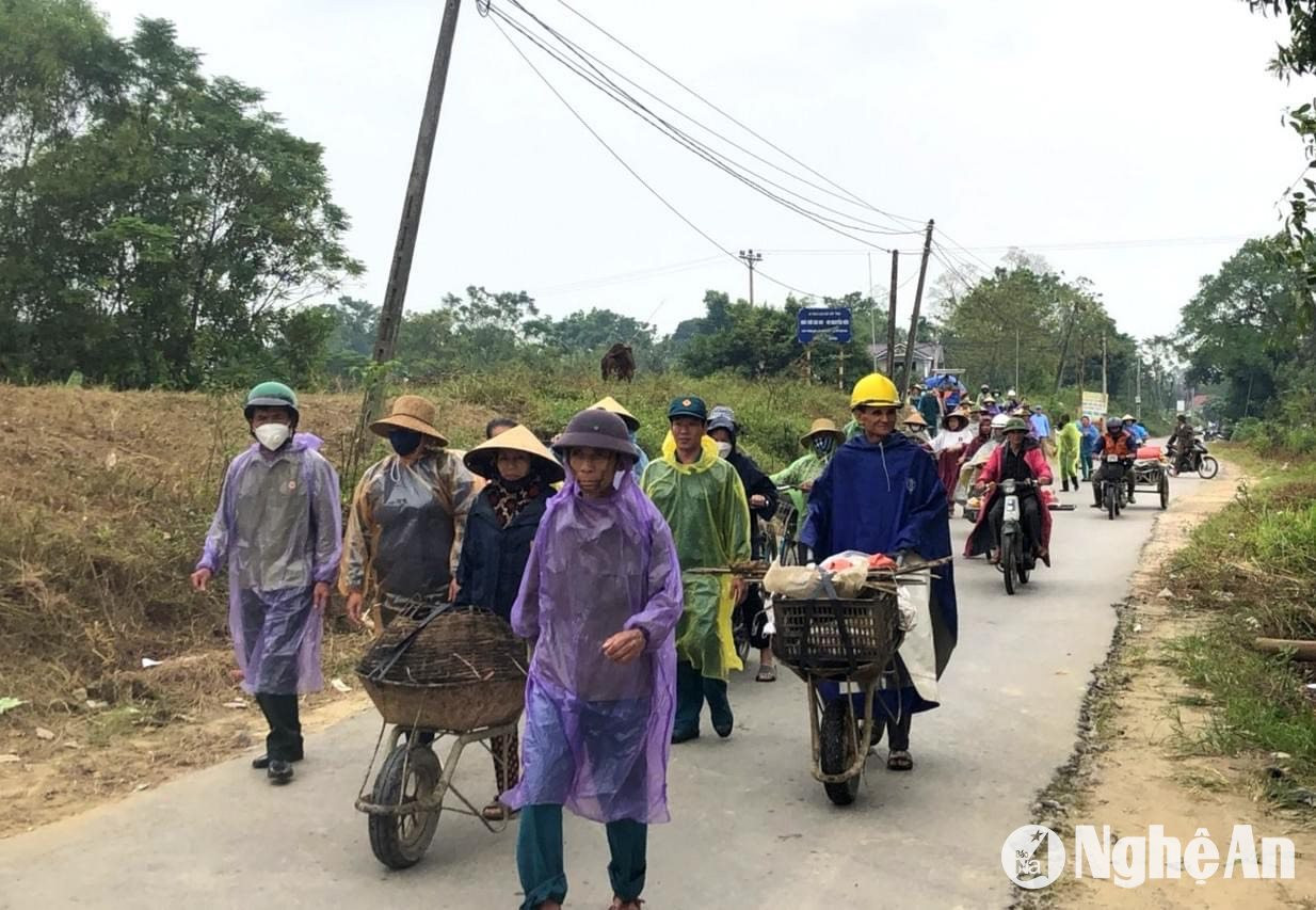  Người dân xã Trung Phúc Cường diễn tập ứng phó với bão lũ. Ảnh: T.P