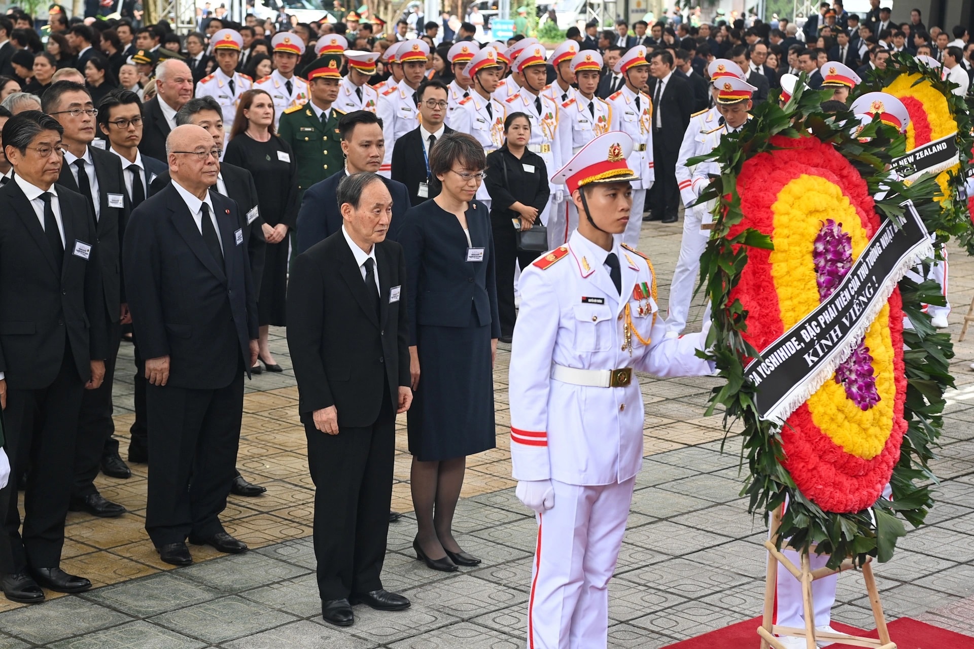 Đoàn Nhật Bản, dẫn đầu là ông Suga Yoshihide - Nguyên Thủ tướng Nhật Bản, Đặc phái viên của Thủ tướng Nhật Bản - vào viếng. Ảnh Báo Nhân Dân.