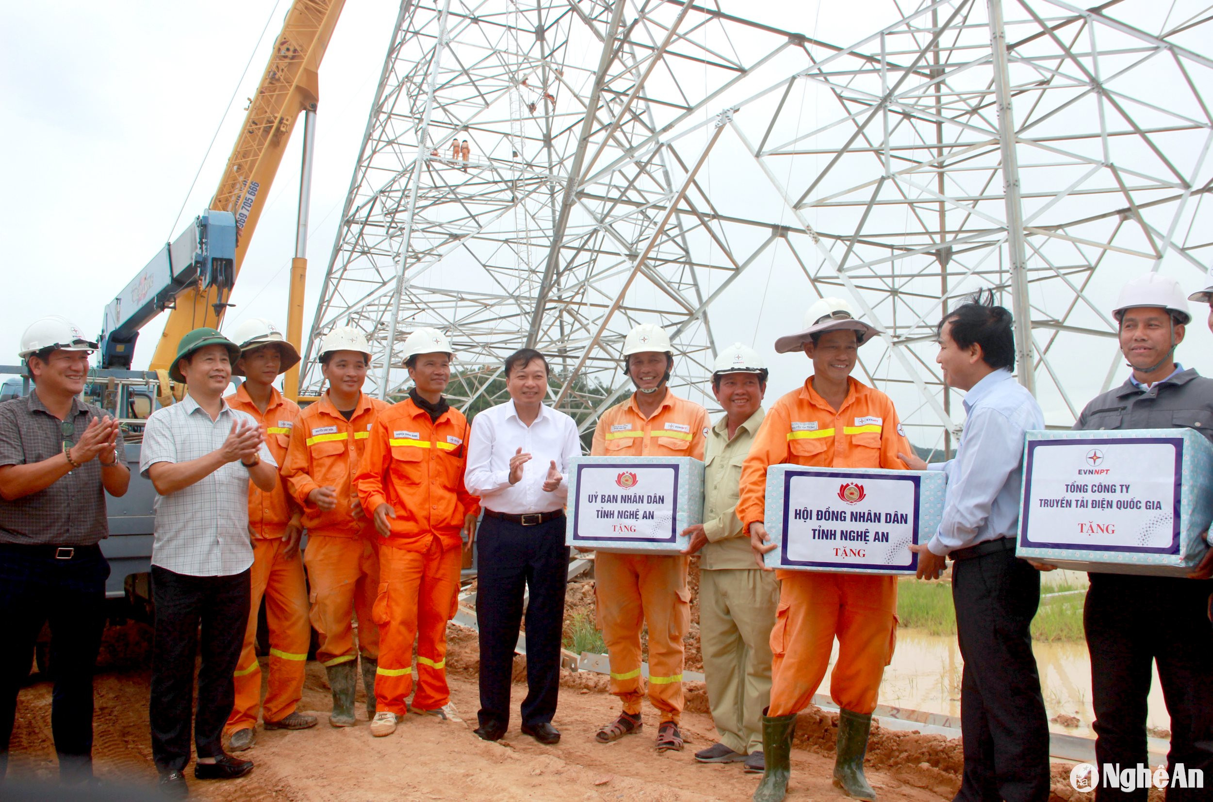 Đoàn công tác tặng quà động viên các công nhân tại vị trí cột 460. Ảnh: Quang An