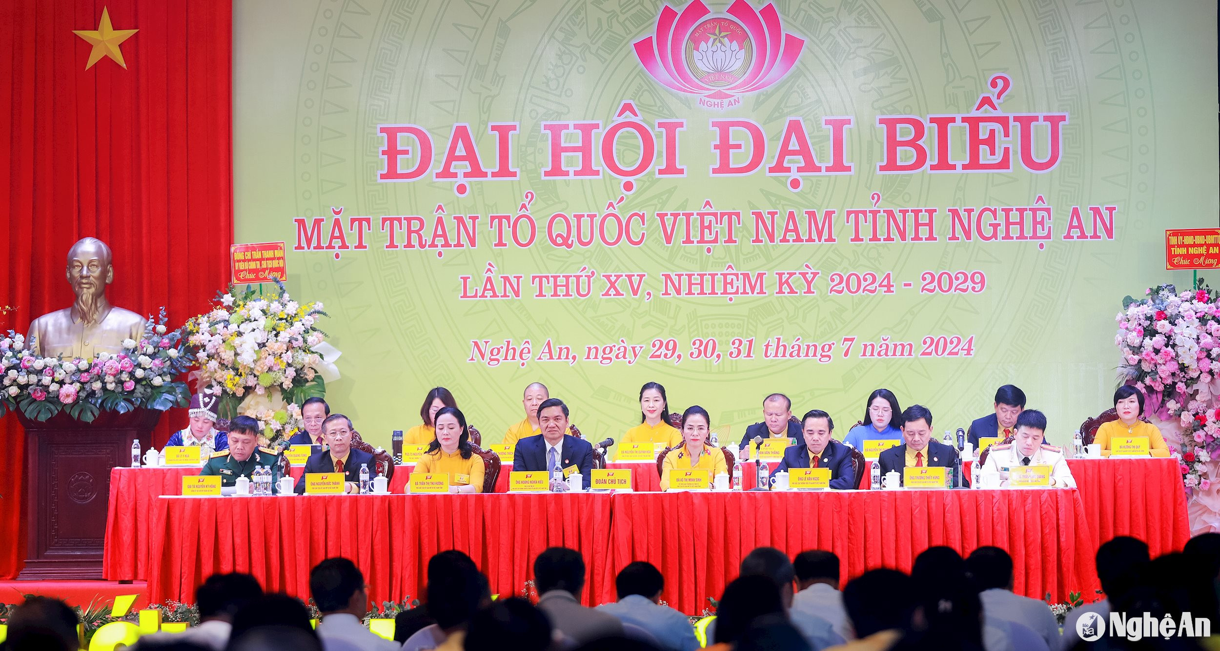 Đoàn Chủ tịch điều hành Đại hội đại biểu MTTQ Việt Nam tỉnh Nghệ An lần thứ XV, nhiệm kỳ 2024 - 2029. Ảnh: Thành Duy