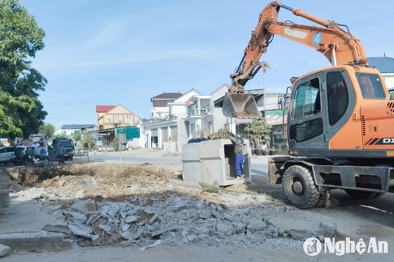  Giải phóng mặt bằng dự án nâng cấp, mở rộng Quốc lộ 7, đoạn qua xã Diễn Cát. Ảnh Mai Hoa