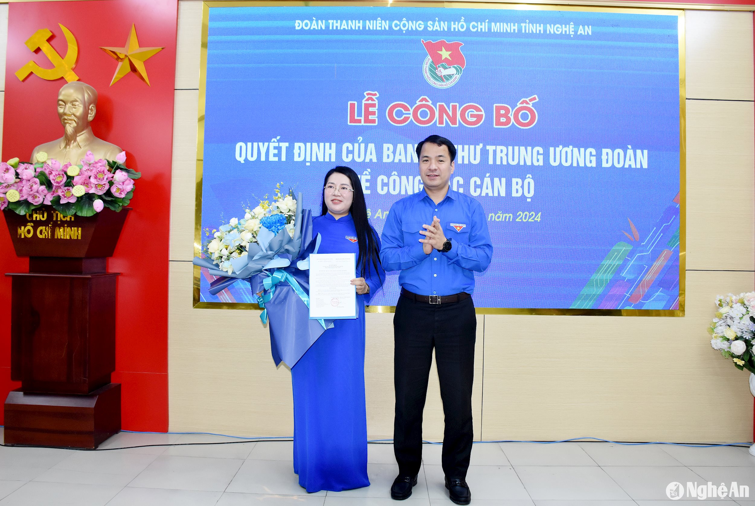 Đồng chí Ngô Văn Cương – Bí thư Ban chấp hành Trung ương Đoàn Thanh niên Cộng sản Hồ Chí Minh trao Quyết định cho đồng chí Nguyễn Thị Phương Thúy. Ảnh: Công Kiên